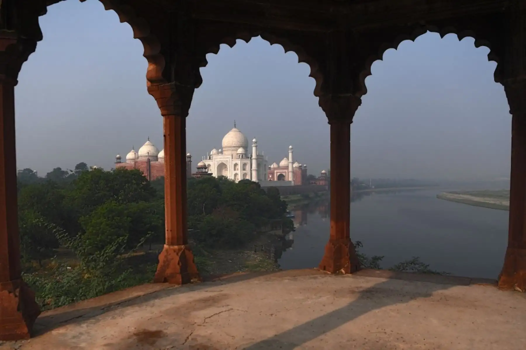 La India reabrió este lunes al público su icónico Taj Mahal, que ha permanecido cerrado durante seis meses a causa de la pandemia y a pesar de que el número de contagios por coronavirus no deja de aumentar en el país. Foto: AFP