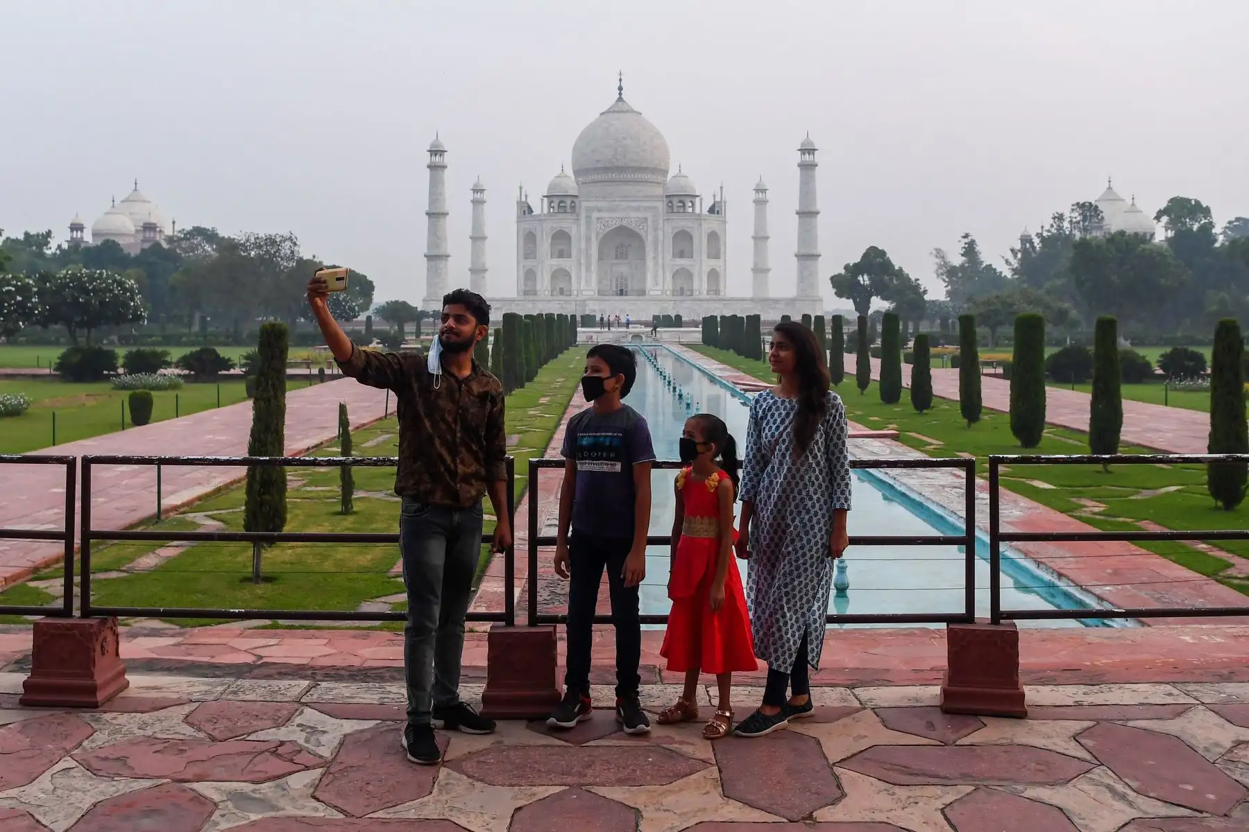 La India reabrió este lunes al público su icónico Taj Mahal, que ha permanecido cerrado durante seis meses a causa de la pandemia y a pesar de que el número de contagios por coronavirus no deja de aumentar en el país. Foto: AFP