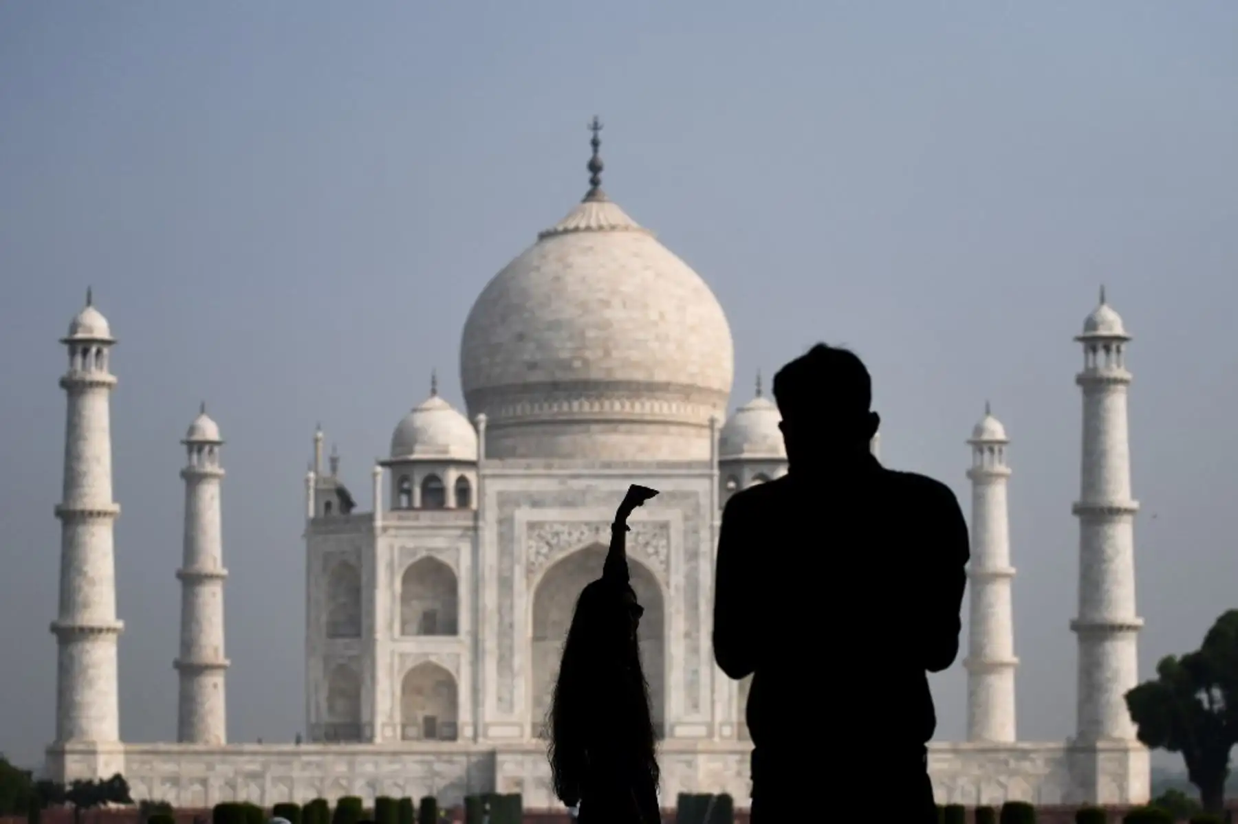 La India reabrió este lunes al público su icónico Taj Mahal, que ha permanecido cerrado durante seis meses a causa de la pandemia y a pesar de que el número de contagios por coronavirus no deja de aumentar en el país. Foto: AFP