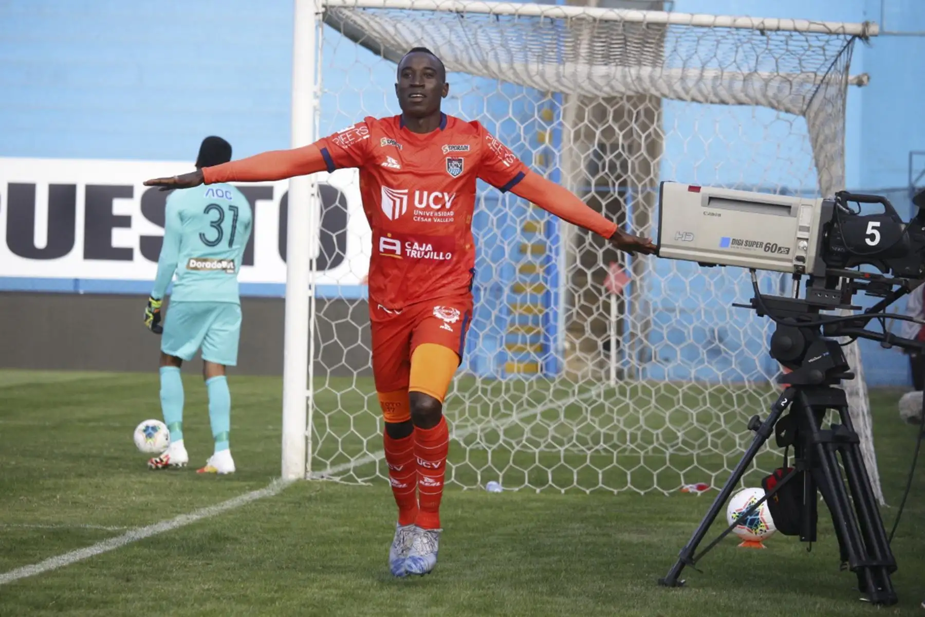 Alianza Lima juega contra la Universidad César Vallejo en el estadio Alberto Gallardo por la fecha 13 del Torneo Apertura. Foto: Liga 1