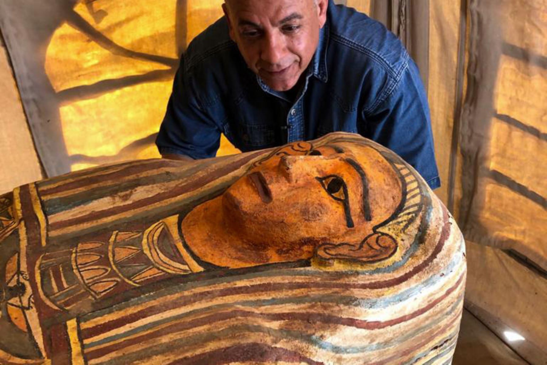 Las imágenes de los sarcófagos, bien conservados, muestran motivos marrones y azules, así como numerosas inscripciones jeroglíficas. Foto: AFP