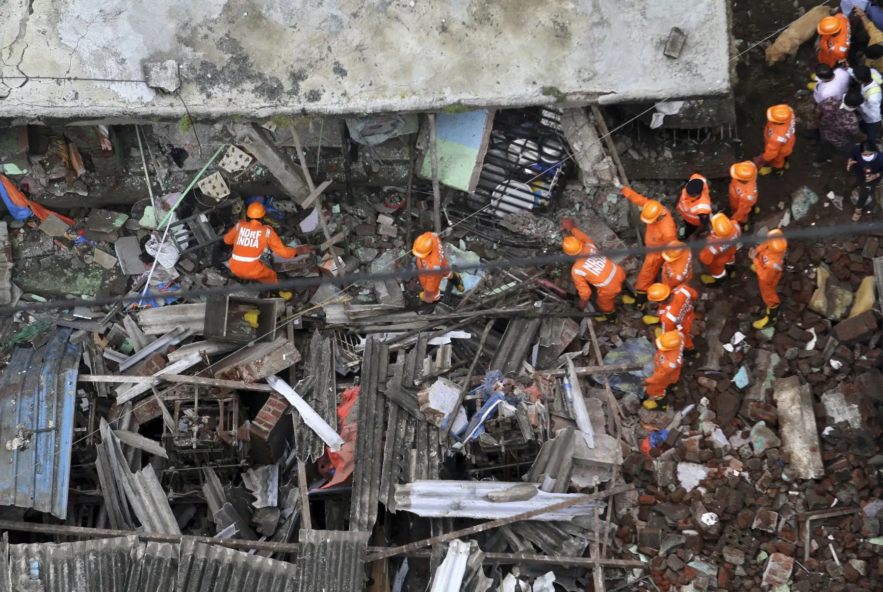 Rescatistas buscan sobrevivientes entre los escombros de un edificio residencial de tres pisos colapsado, en Bhiwandi, India. Foto: AFP