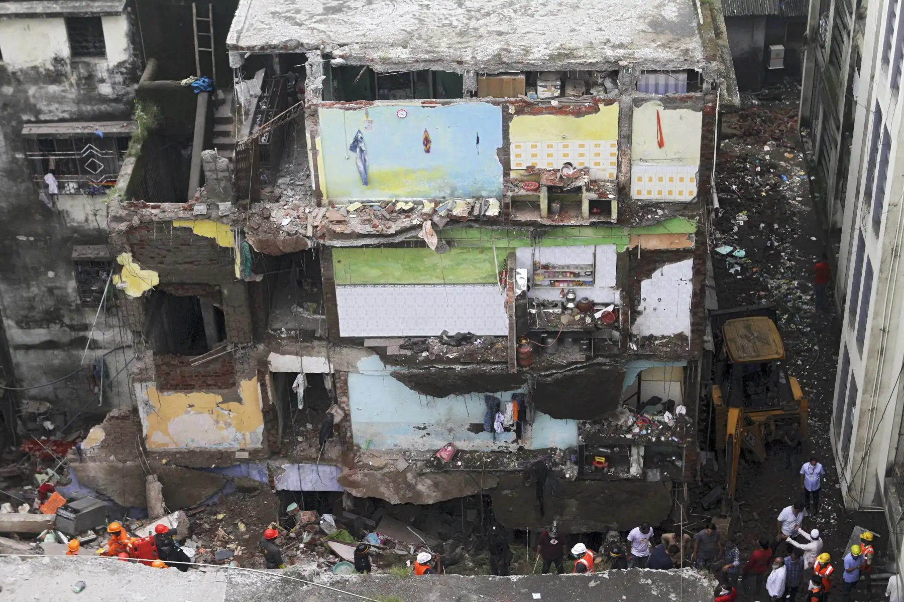 Los rescatistas buscan sobrevivientes entre los escombros de un edificio residencial de tres pisos colapsado en Bhiwandi, India. Foto: AFP