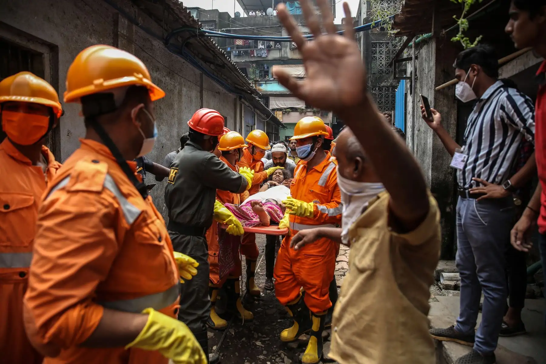 Personal de la Fuerza Nacional de Respuesta a Desastres (NDRF) rescata a un sobreviviente tras el colapso de un edificio residencial en Bhiwandi, India. Foto: EFE