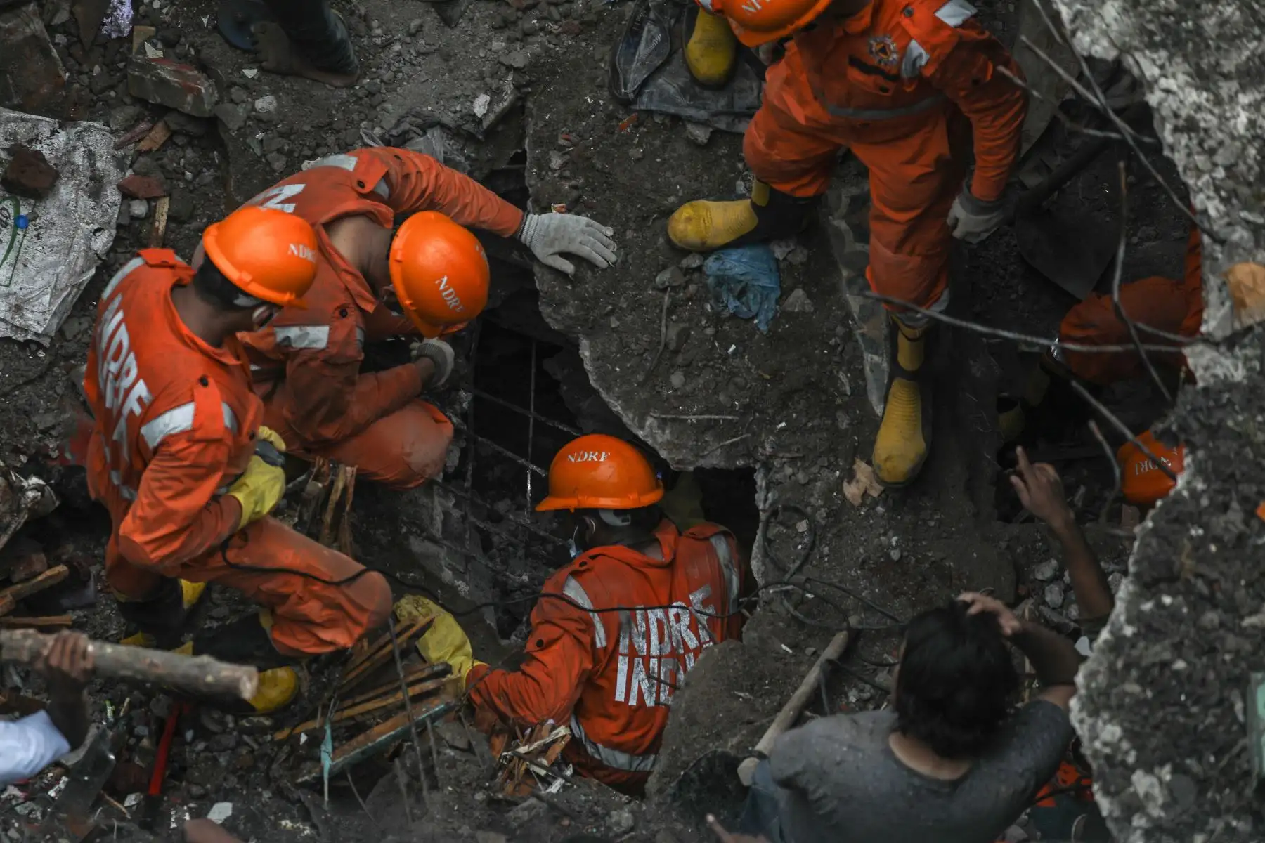 El personal de la Fuerza Nacional de Respuesta a Desastres (NDRF) rescata sobrevivientes tras el colapso de un edificio residencial en Bhiwandi, en las afueras de Mumbai, India. Foto: EFE