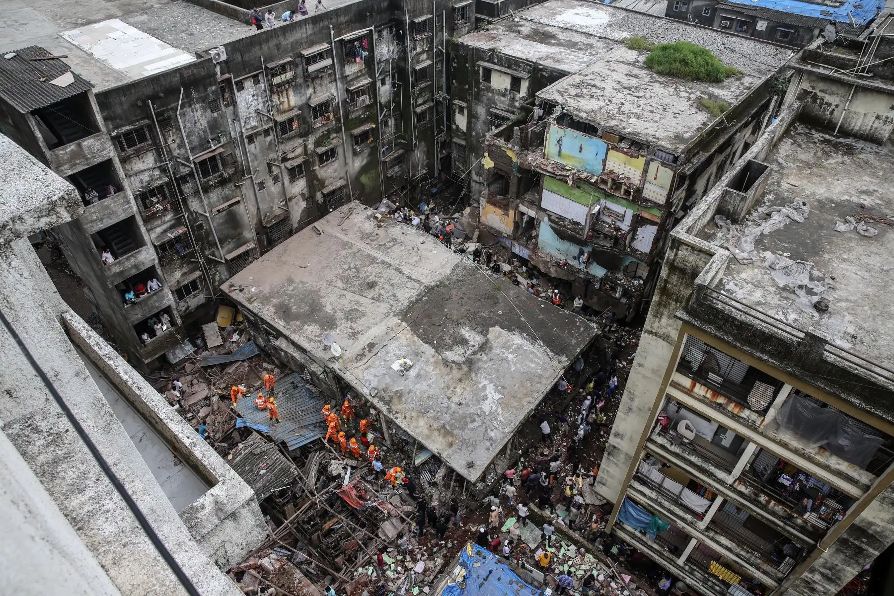 Vista panorámica tras el colapso de un edificio residencial en Bhiwandi, afueras de Mumbai, India. Foto: EFE
