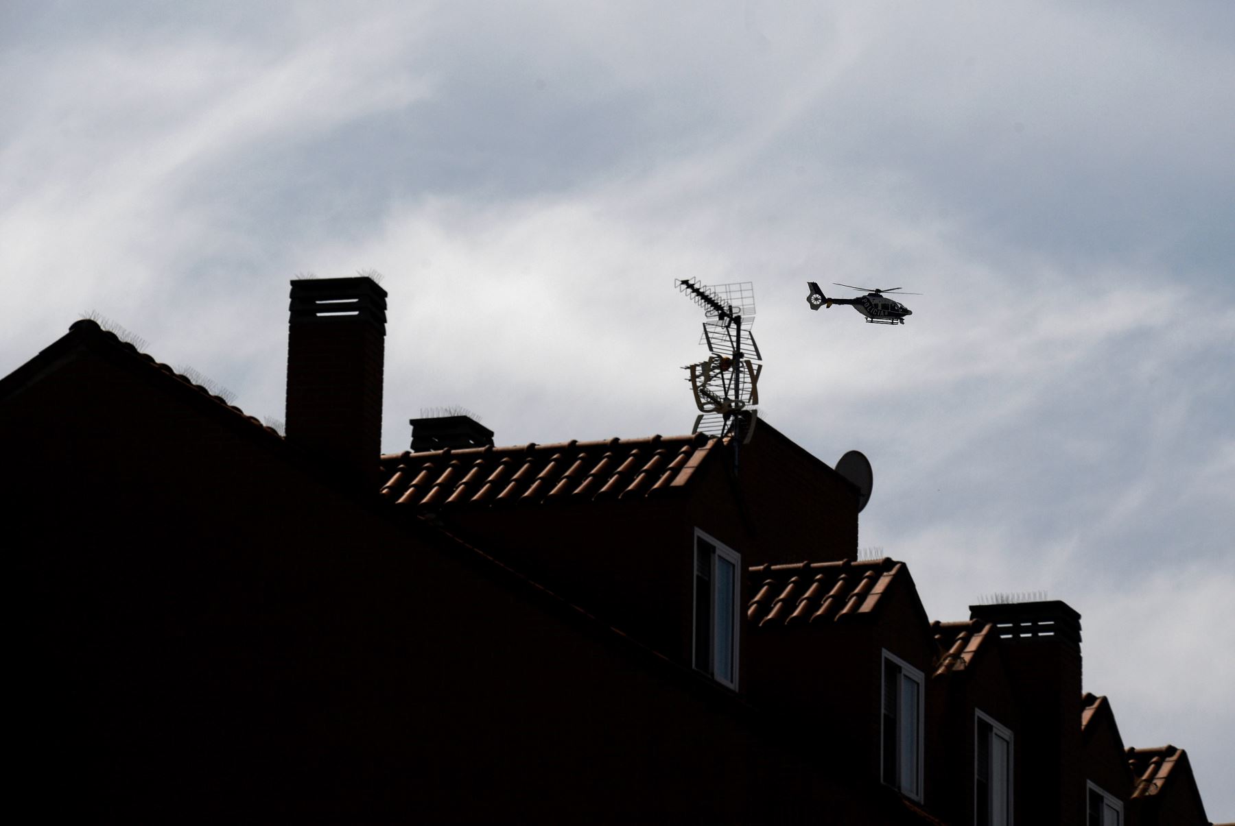 Un helicóptero de la policía sobrevuela la ciudad de Fuenlabrada, en la región de Madrid, tras bloqueo parcial debido al incremento de casos por coronavirus. Foto: AFP
