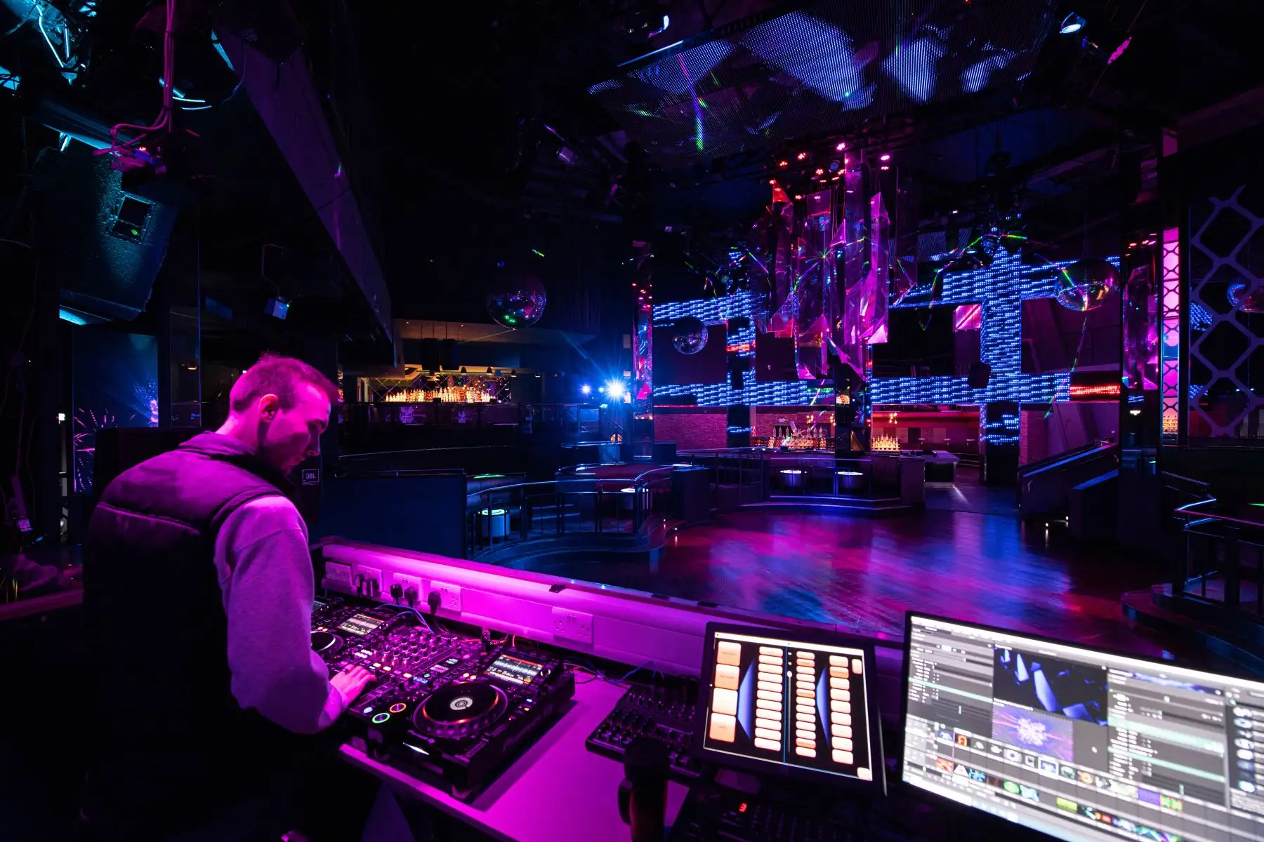 Un técnico en el club nocturno en Birmingham, en Reino Unido, posa para una fotografía debido que permanece cerrado tras las restricciones del gobierno controlar la transmisión del coronavirus. Foto: AFP