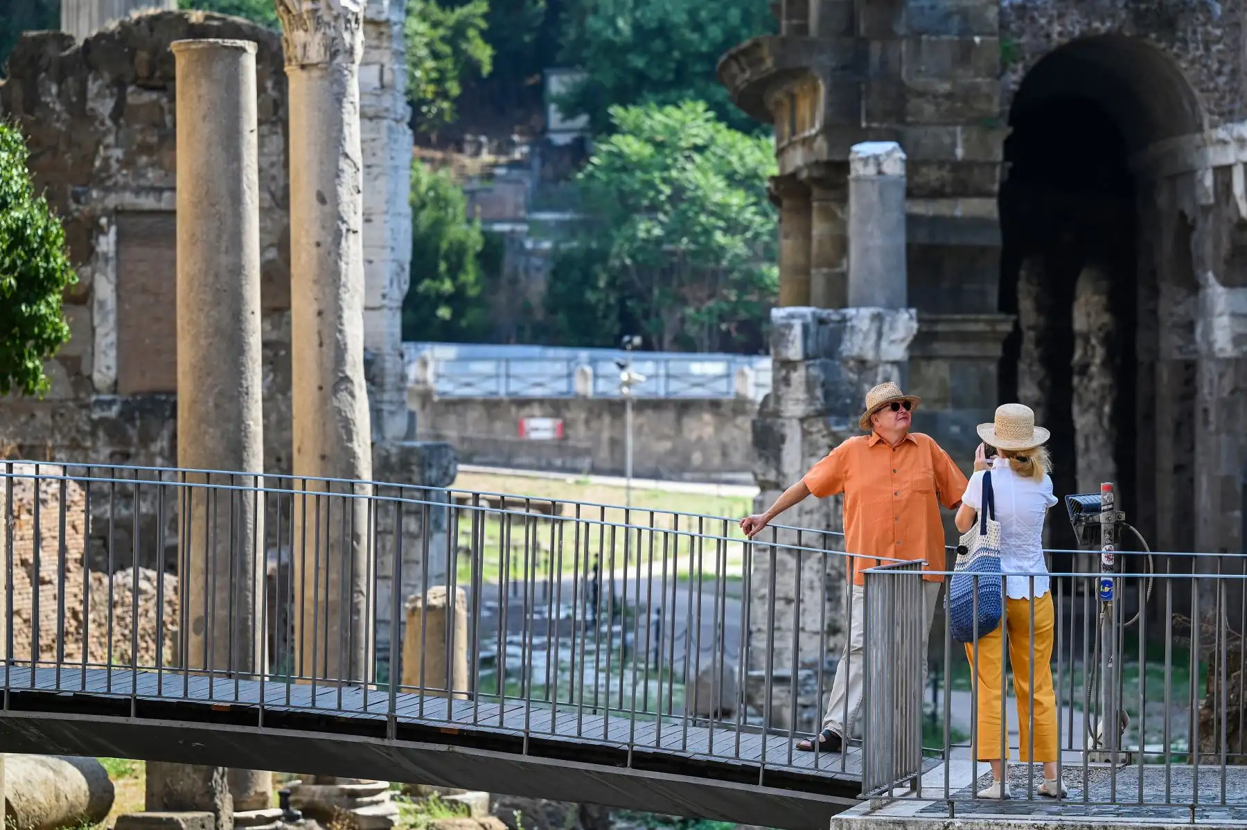 Los turistas se toman fotos en las ruinas del Pórtico de Ottavia en el barrio judío de Roma, Italia. Foto: AFP