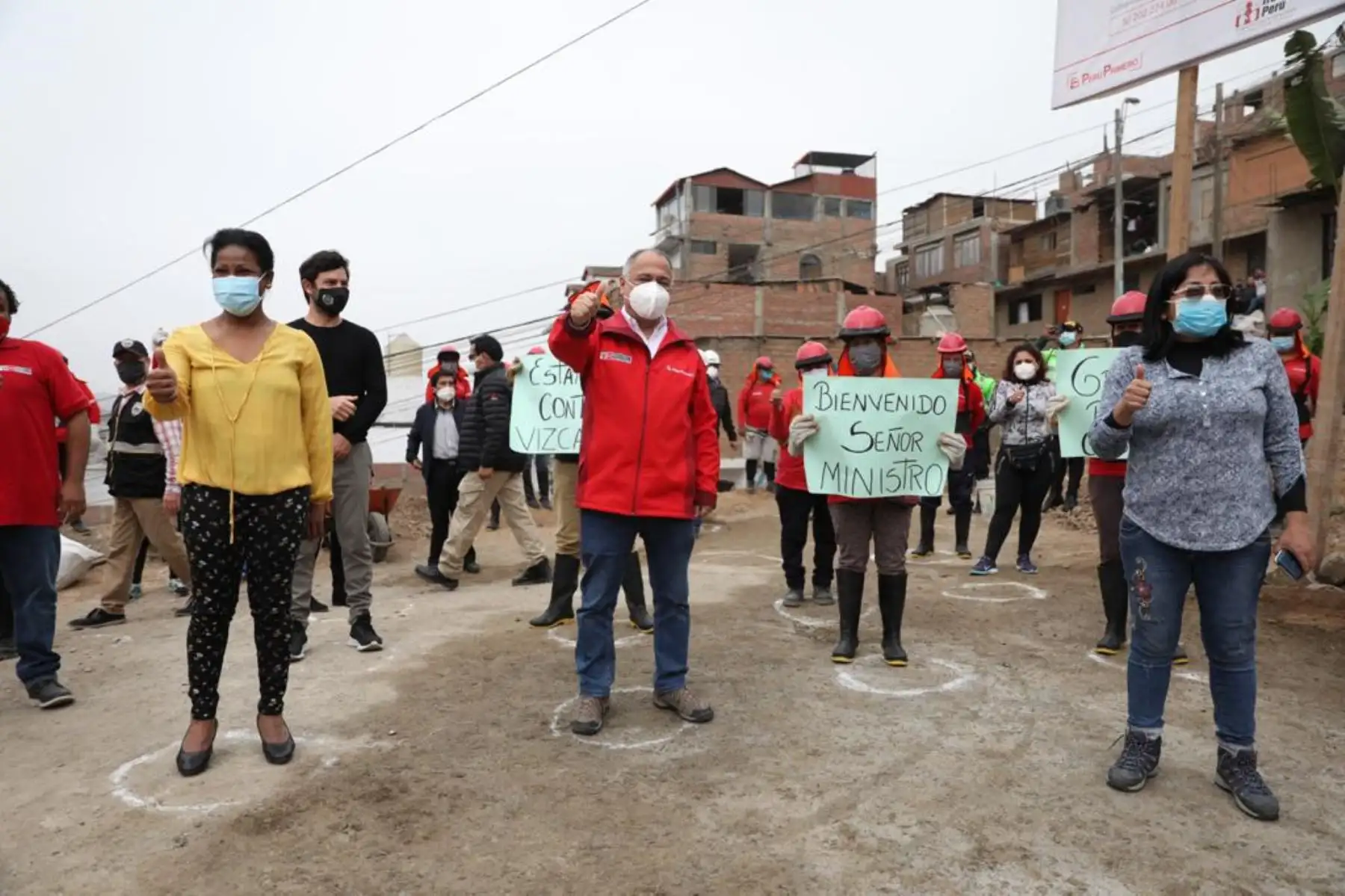 El ministro de Trabajo, Javier Palacios Gallegos, supervisa proyectos de infraestructura que se desarrollan en el distrito de Independencia, en el marco del programa ‘Trabaja Perú’, que brinda empleo temporal a las personas en situación de vulnerabilidad. Lo acompañan los congresistas Carolina Valer y Daniel Olivares; el  la directora del programa, Ana Rodríguez, el jefe de la Unidad Zonal de Lima Norte, Miguel Meléndez, y representantes de la comuna distrital. Foto ANDINA/Ministerio de Trabajo