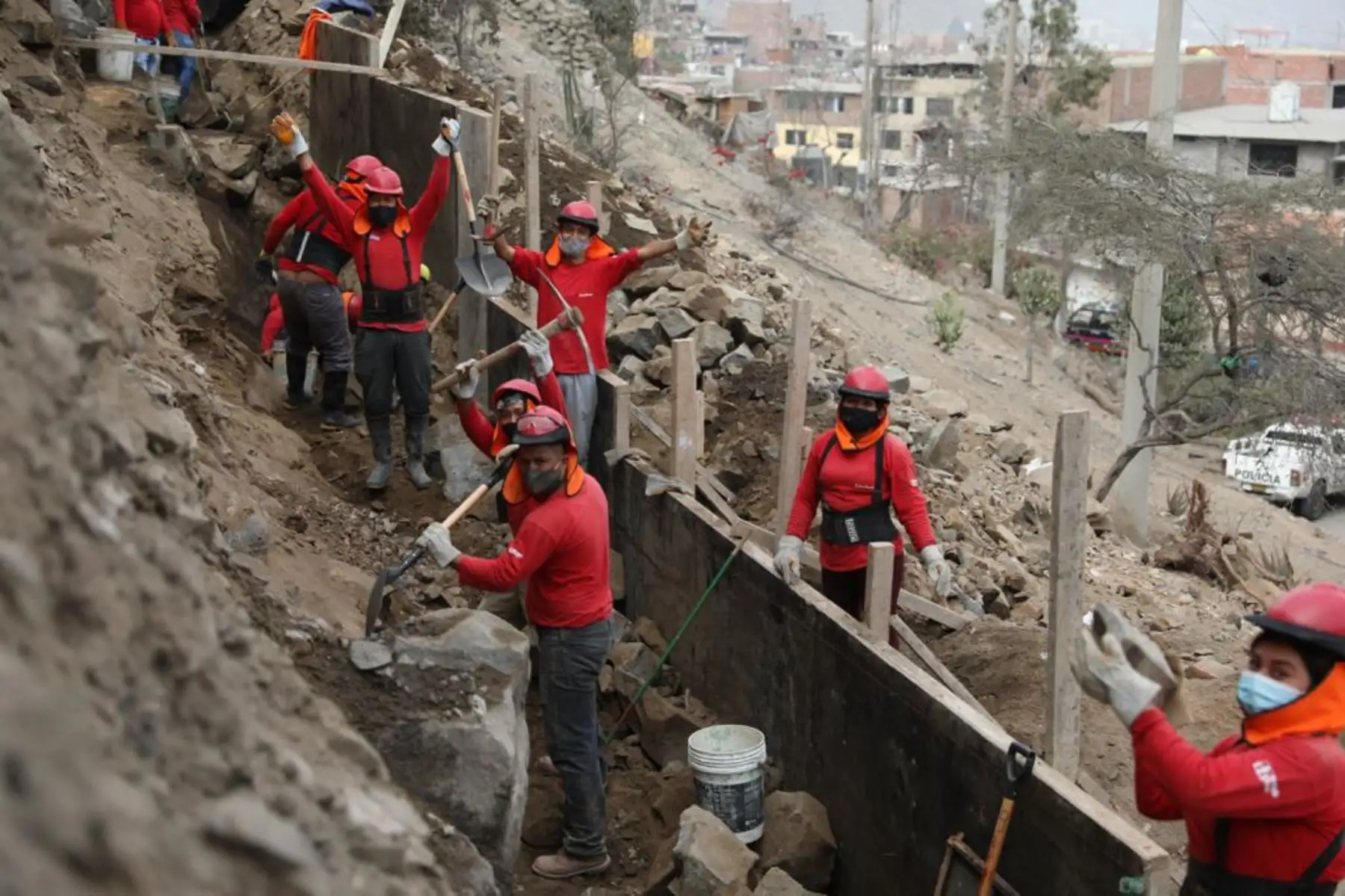 El ministro de Trabajo, Javier Palacios Gallegos, supervisa proyectos de infraestructura que se desarrollan en el distrito de Independencia, en el marco del programa ‘Trabaja Perú’, que brinda empleo temporal a las personas en situación de vulnerabilidad.  Foto ANDINA/Ministerio de Trabajo