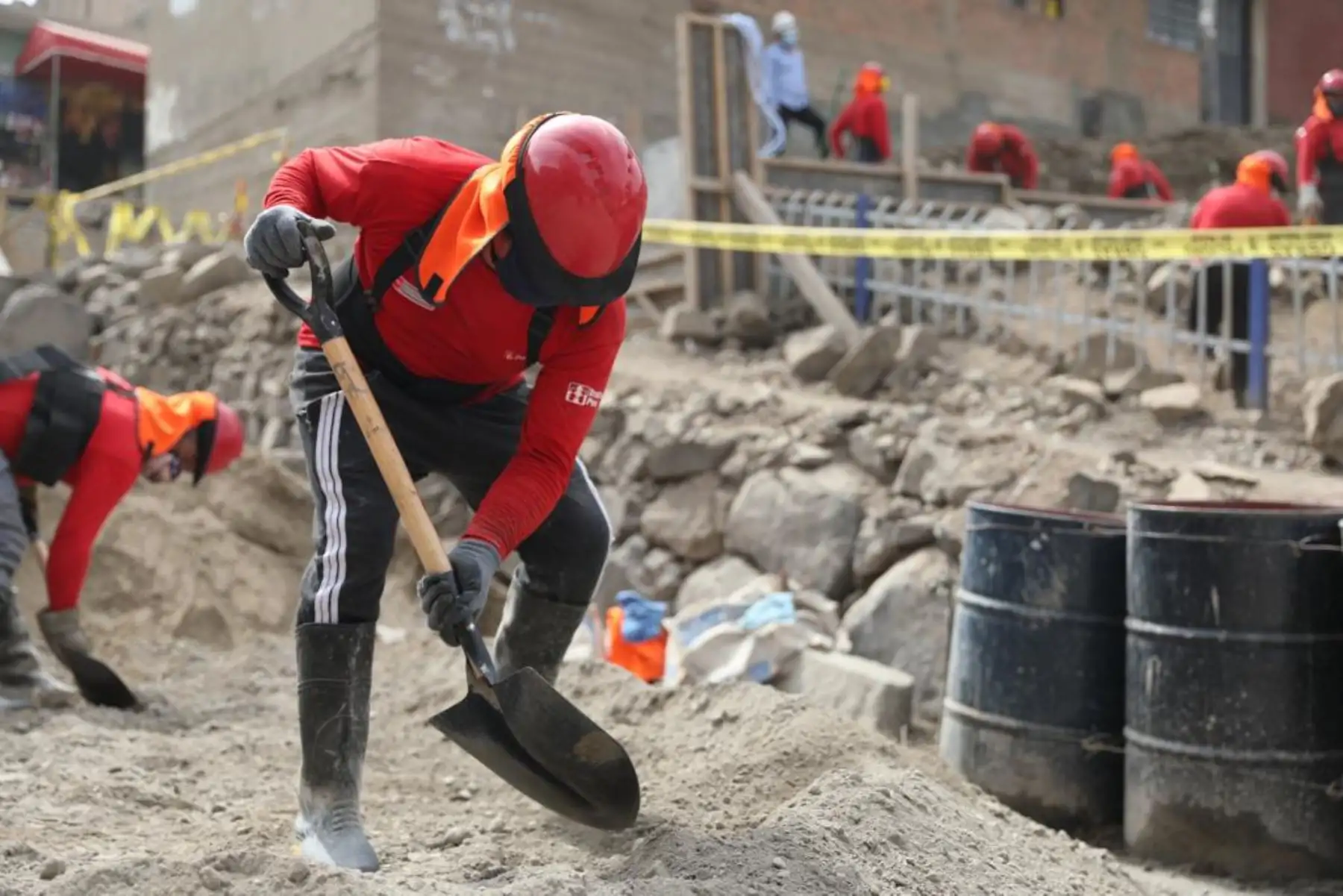 El ministro de Trabajo, Javier Palacios Gallegos, supervisa proyectos de infraestructura que se desarrollan en el distrito de Independencia, en el marco del programa ‘Trabaja Perú’, que brinda empleo temporal a las personas en situación de vulnerabilidad.  Foto ANDINA/Ministerio de Trabajo
