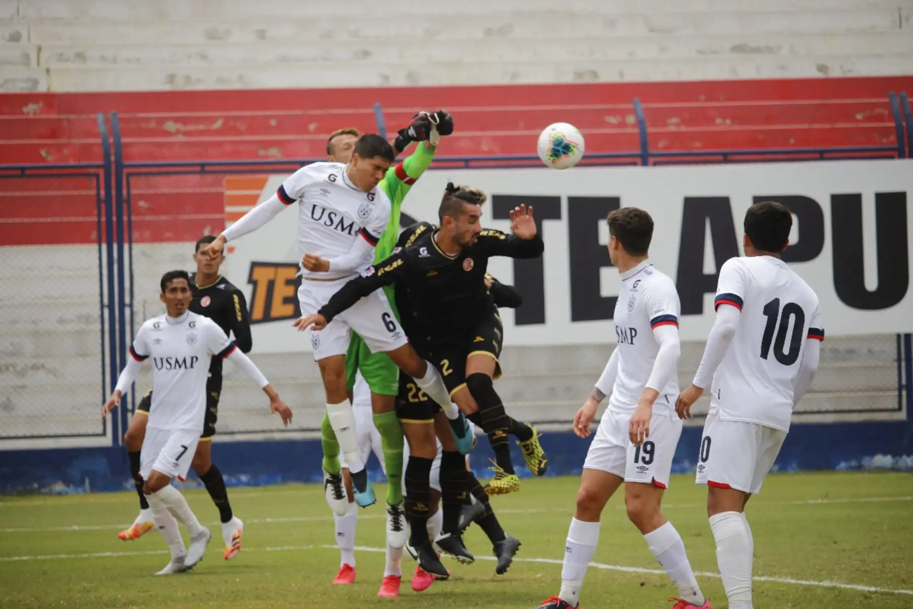 El futbolista D. Ojeda del Club UTC se enfrenta a J. Félix de la Universidad San Martín por la jornada 13 de la Liga 1, en el estadio Iván Elías Moreno. Foto: @LigaFutProf