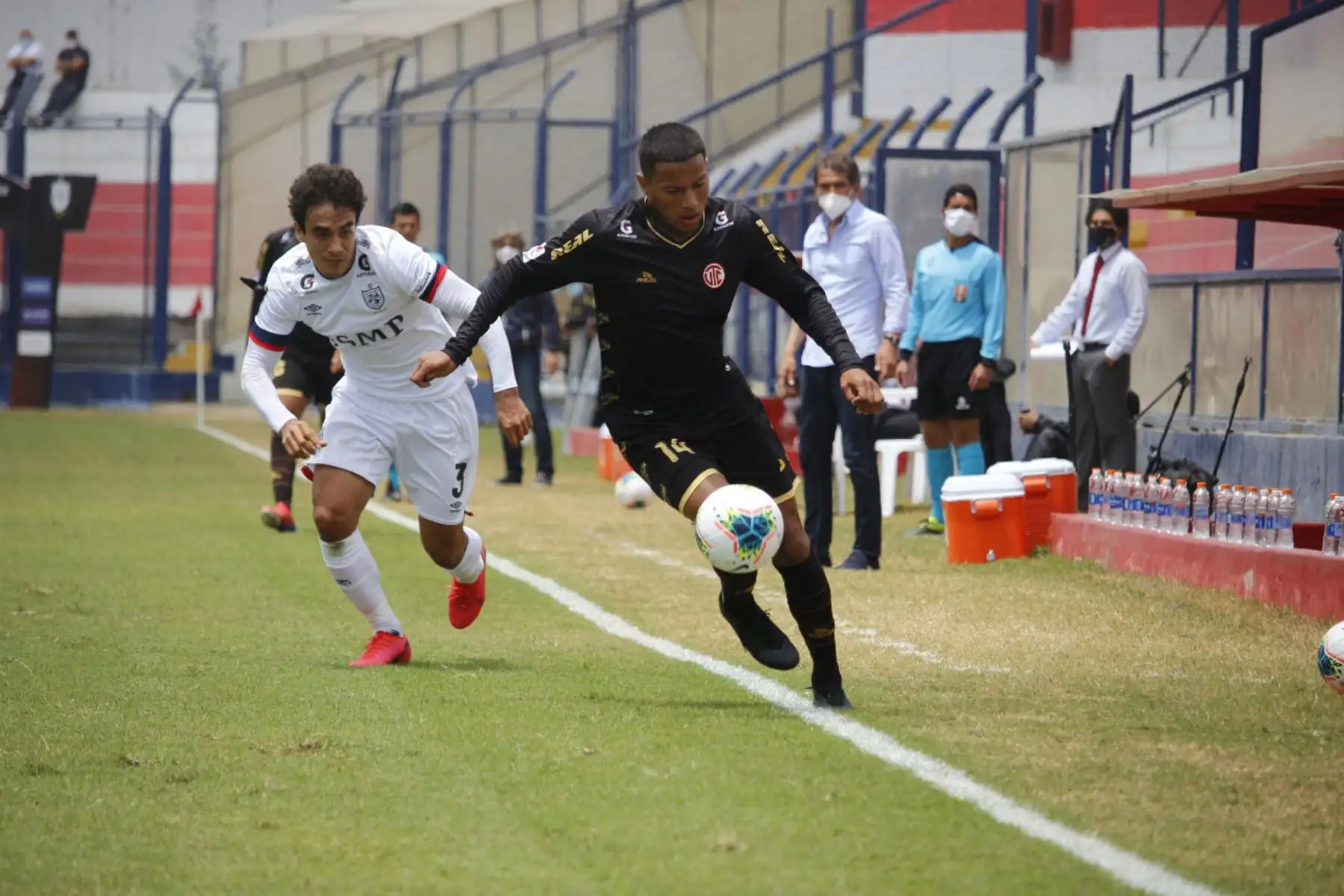 El futbolista E. Oliva del Club UTC se enfrenta a C. Vaásquez de la Universidad San Martín por la jornada 13 de la Liga 1, en el estadio Iván Elías Moreno. Foto: @LigaFutProf