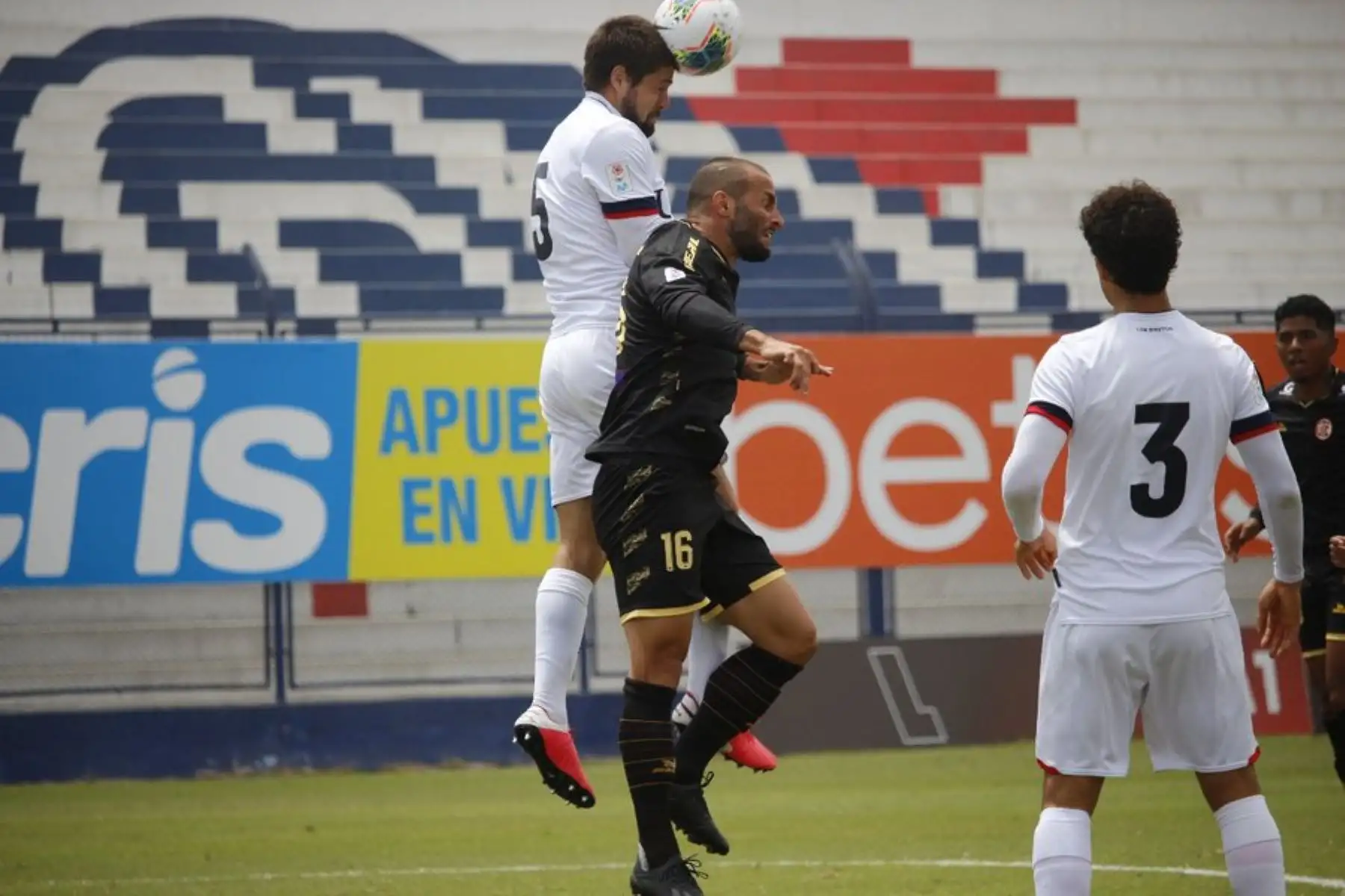 El futbolista M. Guevgeozián del Club UTC se enfrenta por el balón a su rival de la Universidad San Martín por la jornada 13 de la Liga 1, en el estadio Iván Elías Moreno. Foto: @LigaFutProf