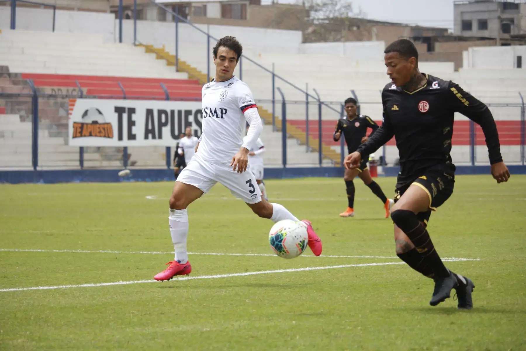 El futbolista L. Garro de la Universidad San Martín se enfrenta a su rival del Club UTC por la jornada 13 de la Liga 1, en el estadio Iván Elías Moreno. Foto: @LigaFutProf