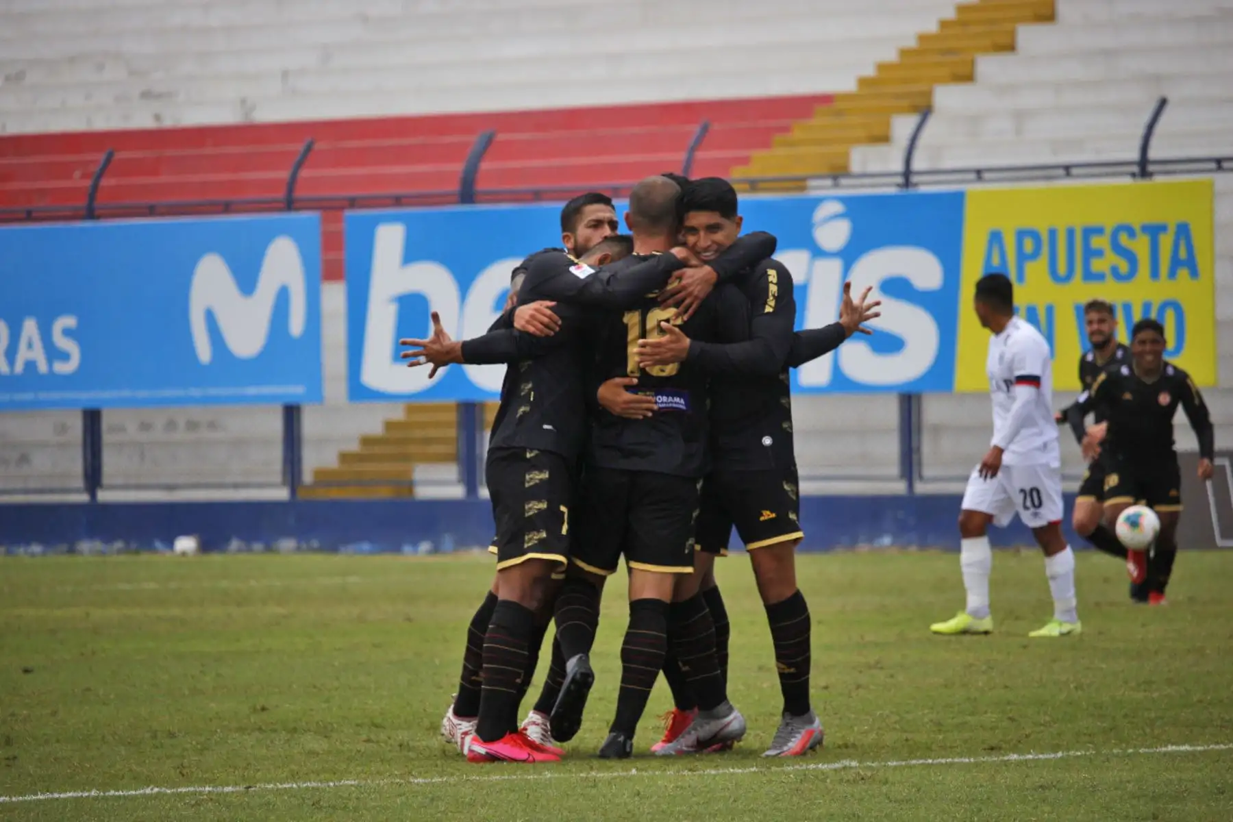 El futbolista Mauro Guevgeozián celebra junto a sus compañeros del club UTC tras anotar el primer tanto al Universidad San Martín por la jornada 13 de la Liga 1. Foto: @LigaFutProf