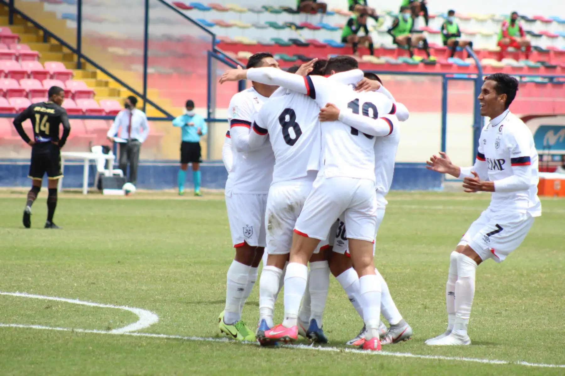 El futbolista Luis Garro del la Universidad San Martín celebra junto a sus compañeros tras anotar el empate a UTC de Cajamarca por la jornada 13 de la Liga 1. Foto: @LigaFutProf