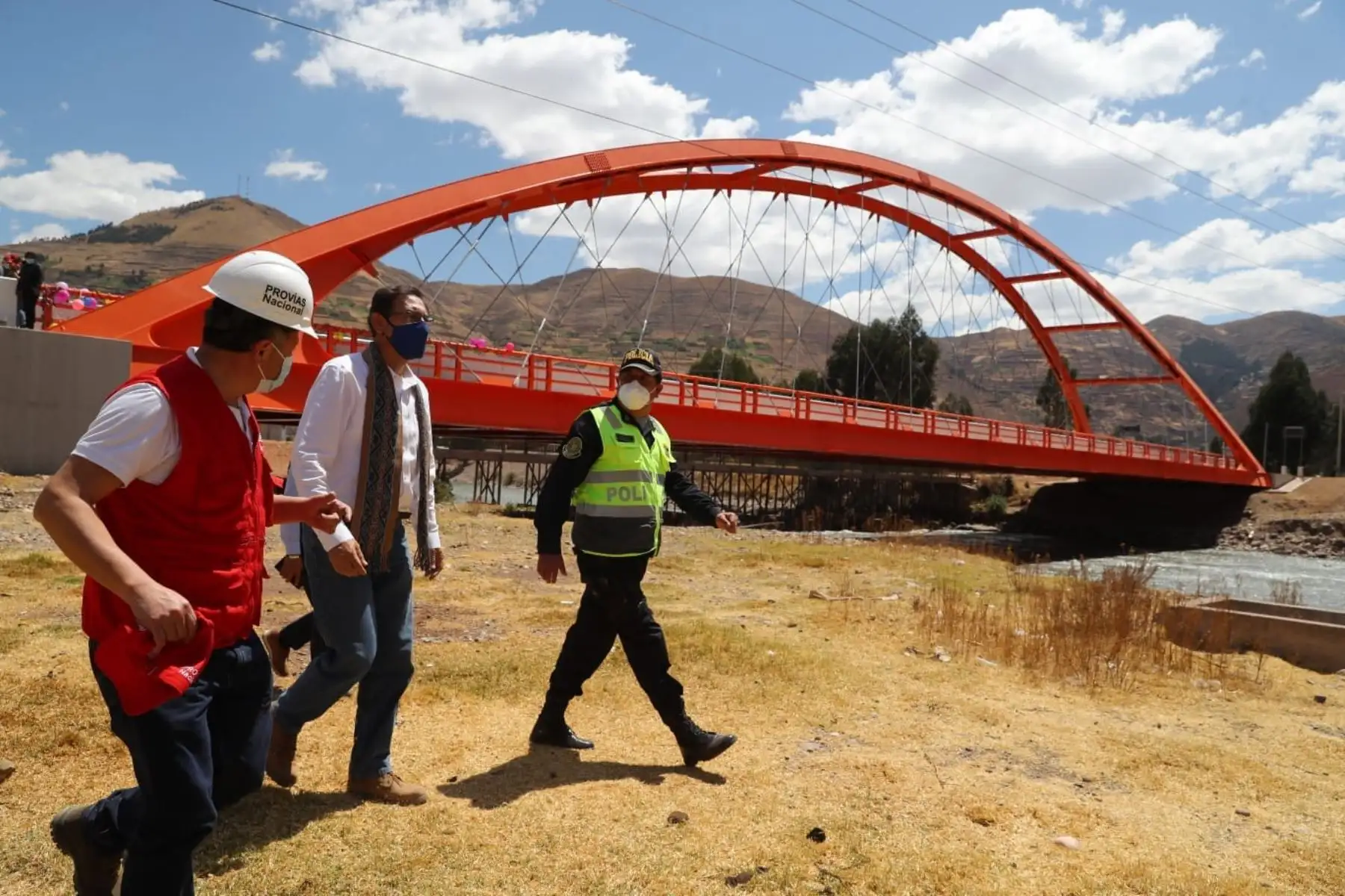 El presidente Martín Vizcarra junto al Ministro de Transportes y Comunicaciones, supervisa la puesta en funcionamiento de las obras de mejoramiento del Puente Combapata. Foto: ANDINA/Prensa Presidencia