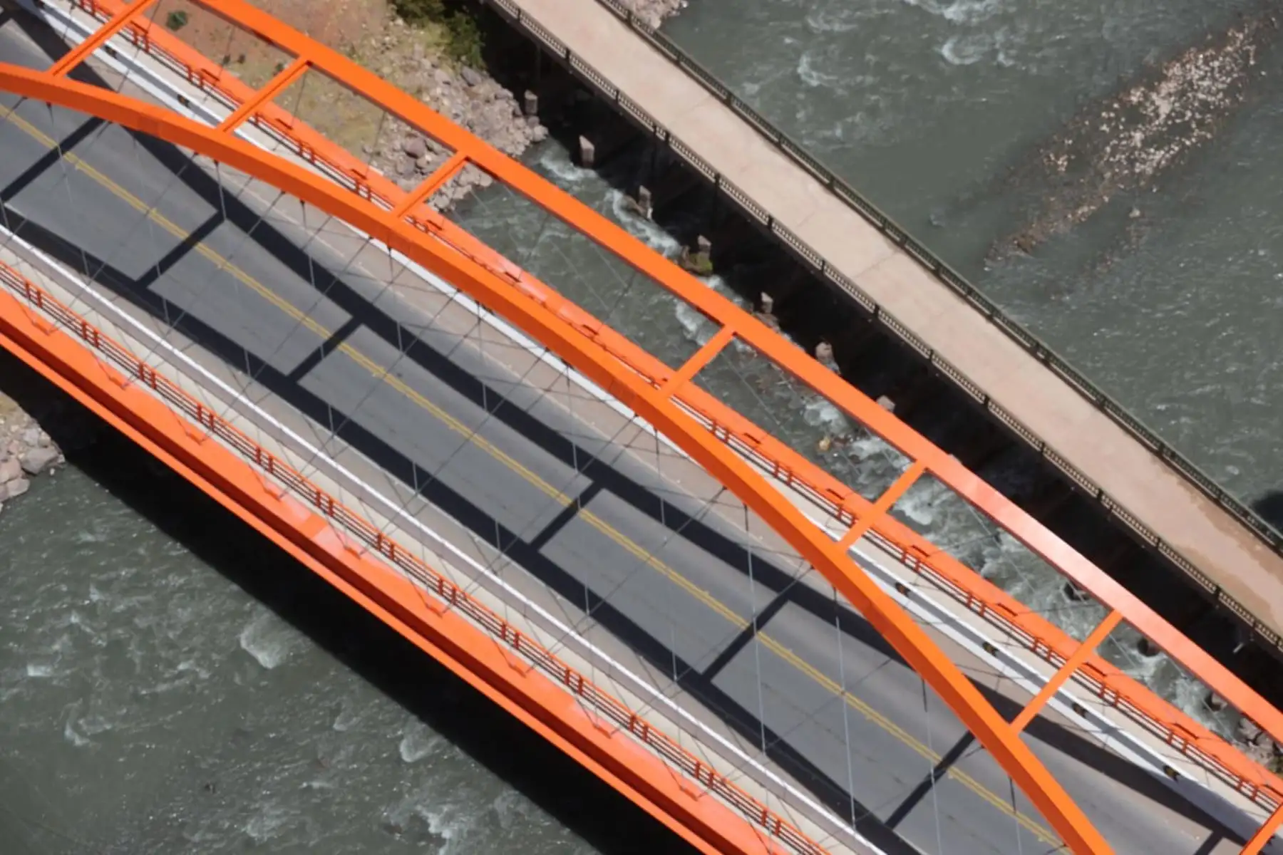 El presidente Martín Vizcarra junto al Ministro de Transportes y Comunicaciones, supervisa la puesta en funcionamiento de las obras de mejoramiento del Puente Combapata. Foto: ANDINA/Prensa Presidencia