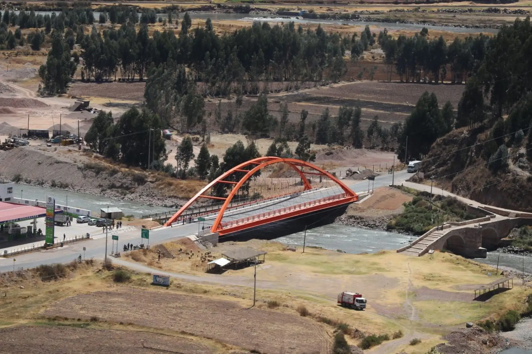 El presidente Martín Vizcarra junto al Ministro de Transportes y Comunicaciones, supervisa la puesta en funcionamiento de las obras de mejoramiento del Puente Combapata. Foto: ANDINA/Prensa Presidencia