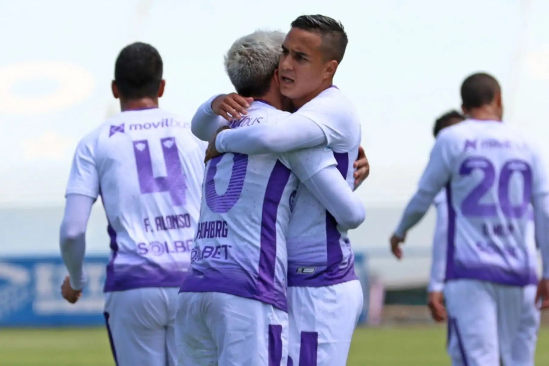 El futbolista de Universitario, Alejandro Hohberg, celebra junto a sus compañeros tras anotar el primer gol ante Mannucci por la jornada 13 de la Liga 1, en el estadio Alberto Gallardo. Foto: @LigaFutProf
