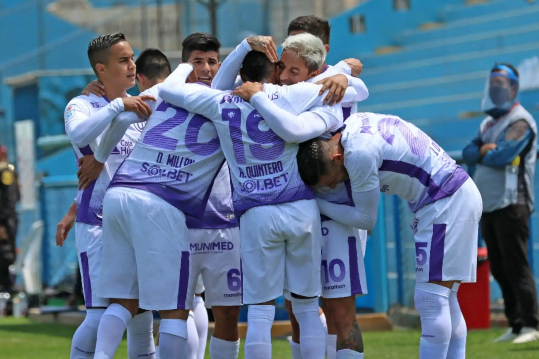 El futbolista de Universitario, Alejandro Hohberg, celebra junto a sus compañeros tras anotar el primer gol ante Mannucci por la jornada 13 de la Liga 1, en el estadio Alberto Gallardo. Foto: @LigaFutProf