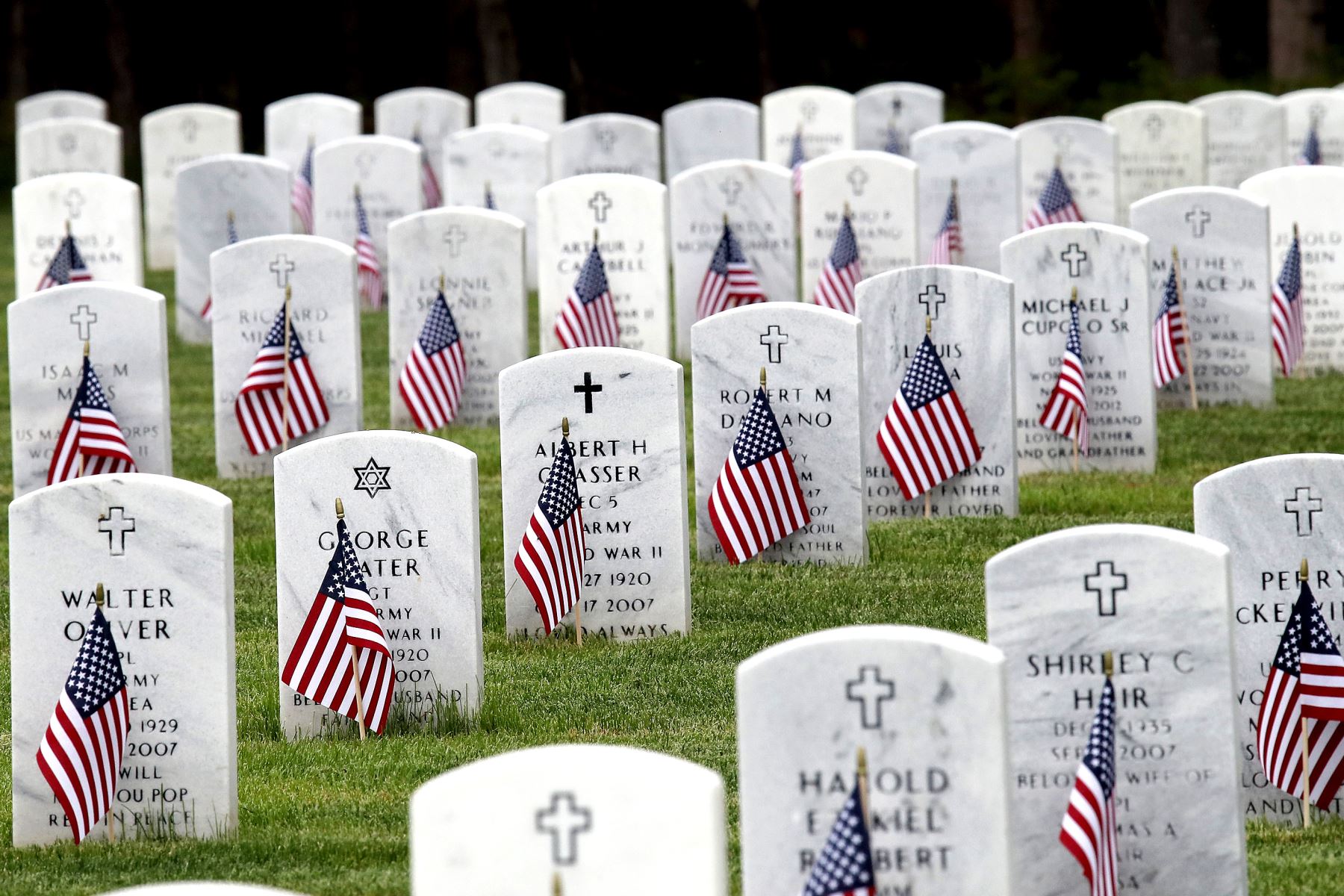 Las tumbas se aprecian decoradas con banderas estadounidenses en el Cementerio Nacional de Calverton en Wading River, Nueva York. Foto: AFP