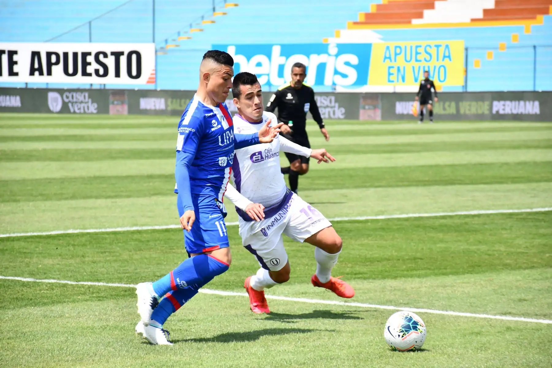 El futbolista J. Nuñez de Mannucci se enfrenta a I. Santillán de Universitario por la jornada 13 de la Liga 1, en el estadio Alberto Gallardo. Foto: @LigaFutProf