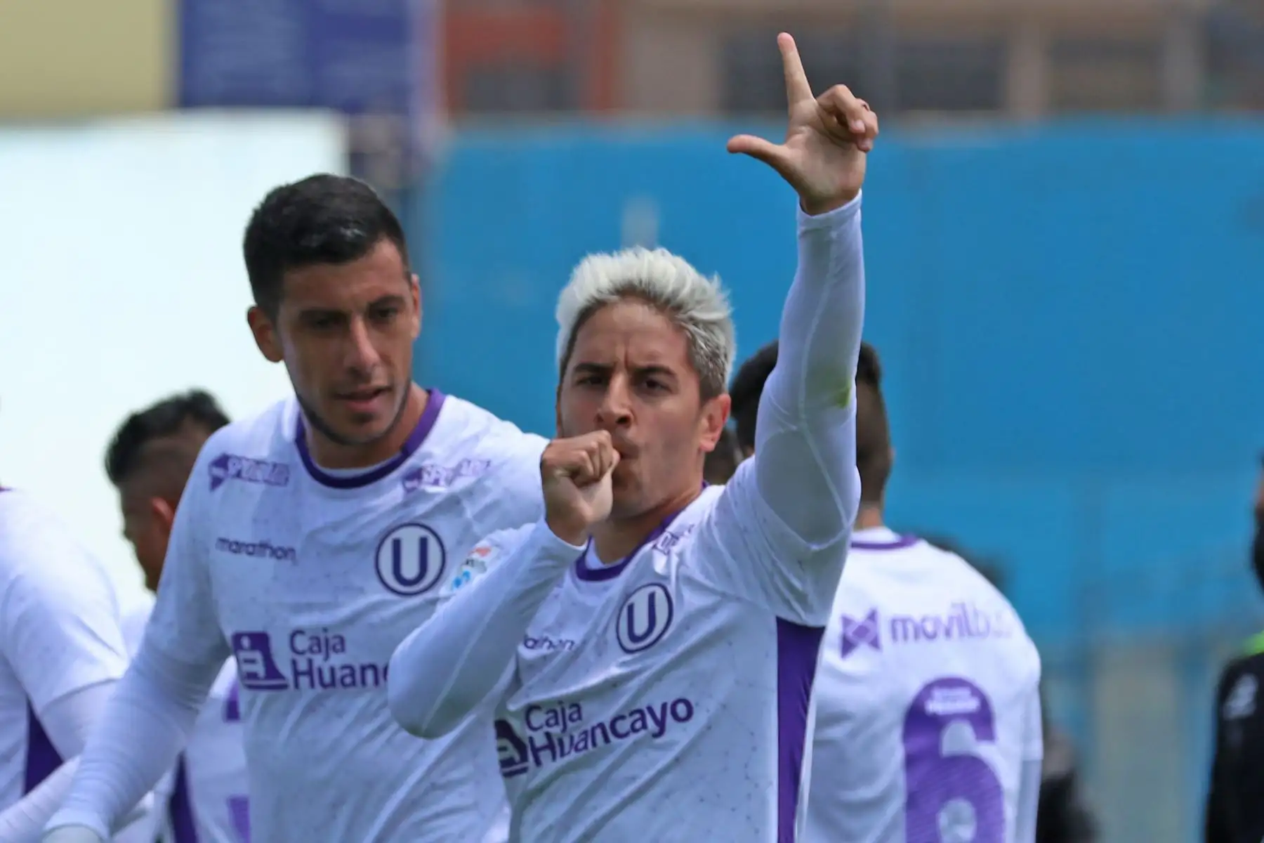 El futbolista de Universitario, Alejandro Hohberg, celebra junto a sus compañeros tras anotar el primer gol ante Mannucci por la jornada 13 de la Liga 1, en el estadio Alberto Gallardo. Foto: @LigaFutProf