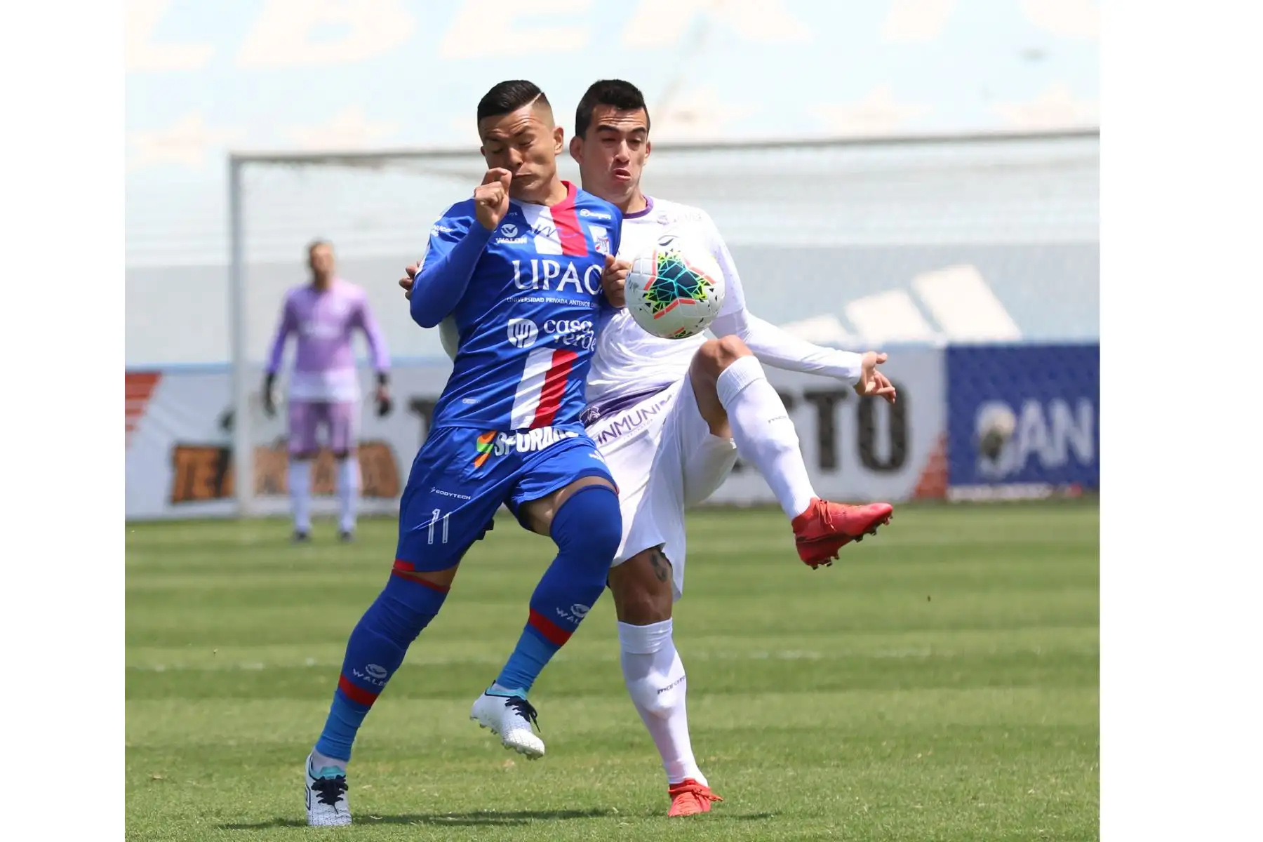 El futbolista J. Nuñez de Manucci se enfrenta a su rival de Universitario por la jornada 13 de la Liga 1, en el estadio Alberto Gallardo. Foto: @LigaFutProf