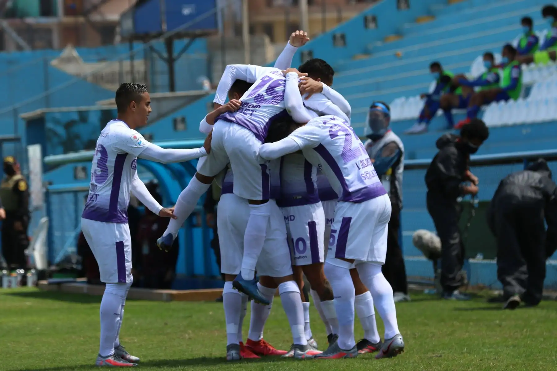 El futbolista de Universitario, Alejandro Hohberg, celebra junto a sus compañeros tras anotar el primer gol ante Mannucci por la jornada 13 de la Liga 1, en el estadio Alberto Gallardo. Foto: @LigaFutProf