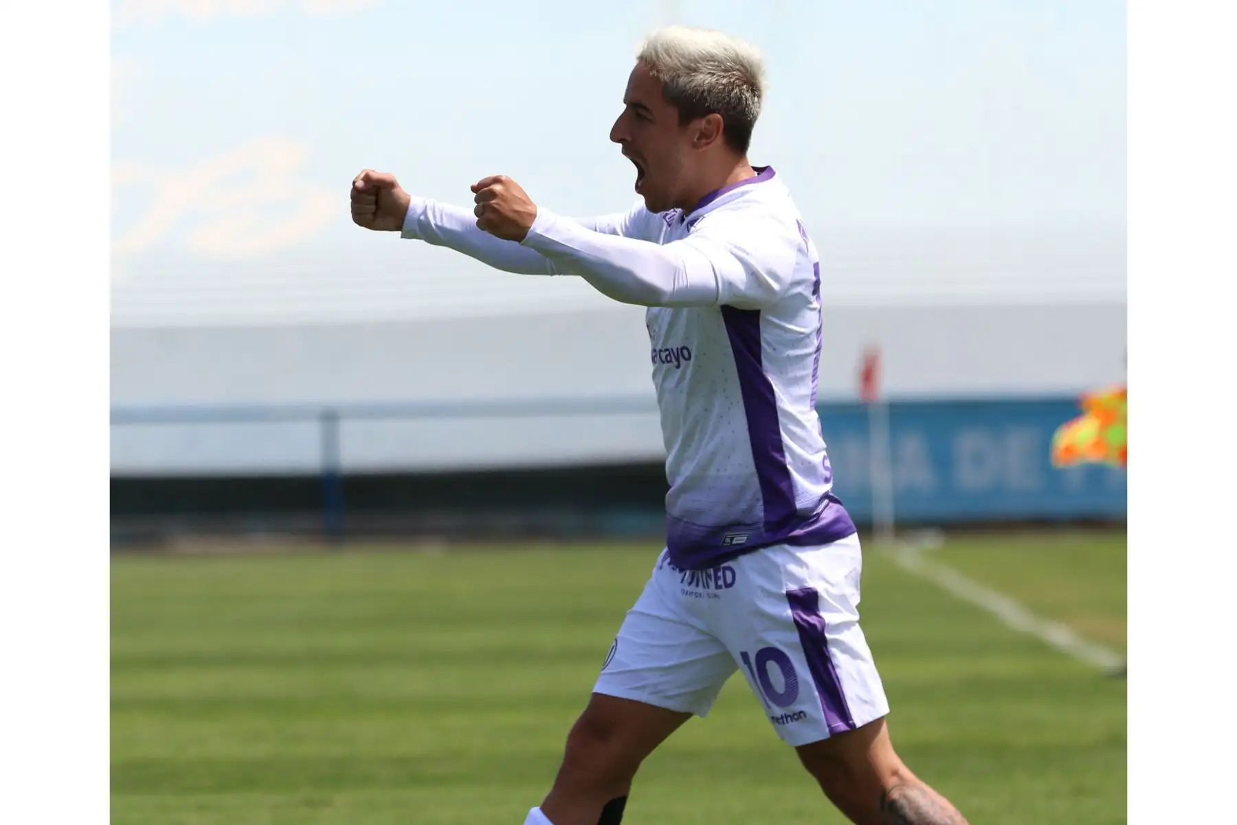 El futbolista de Universitario, Alejandro Hohberg, celebra tras anotar el primer gol ante Mannucci por la jornada 13 de la Liga 1, en el estadio Alberto Gallardo. Foto: @LigaFutProf