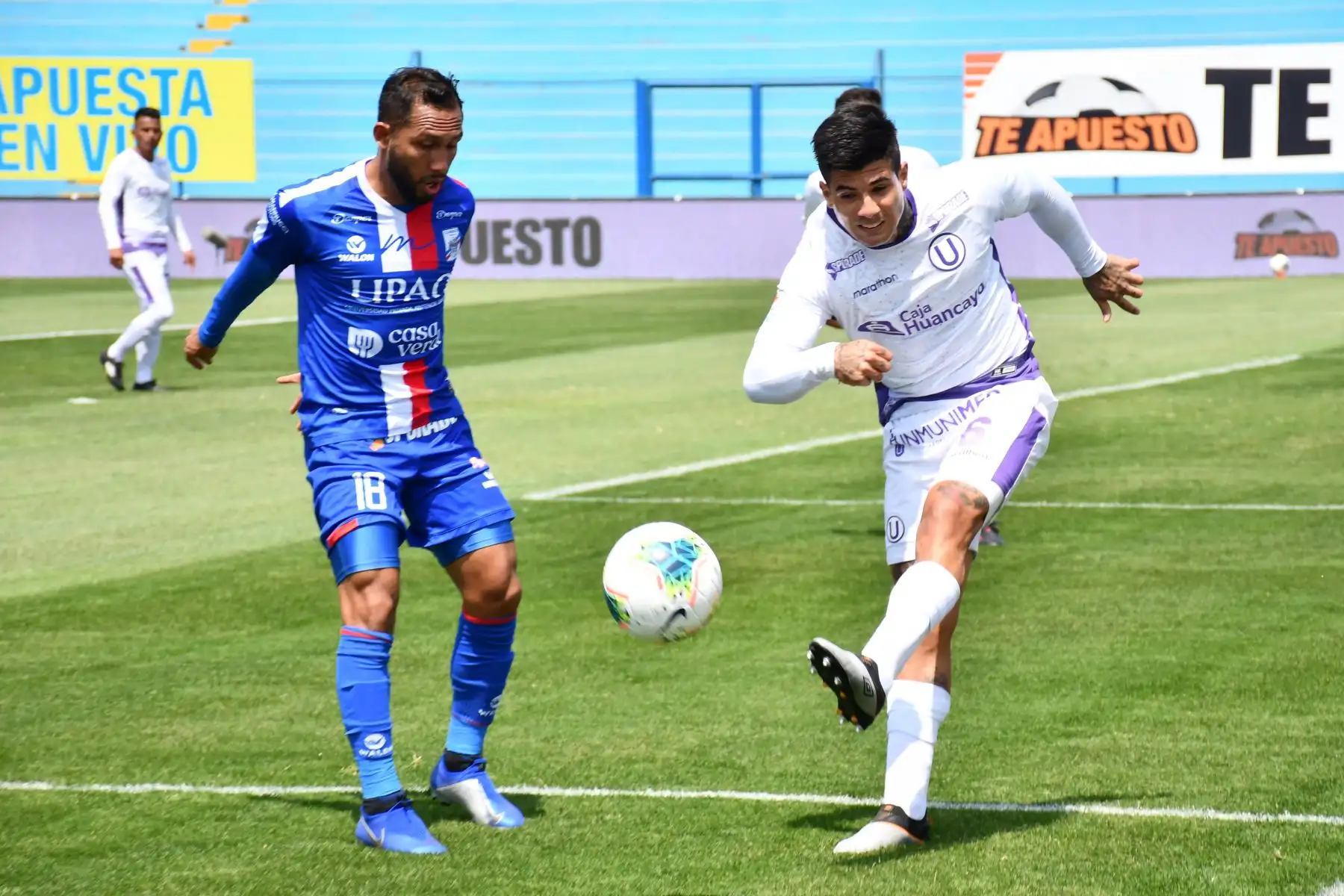 El futbolista A. Alfageme de Universitario se enfrenta a su rival A. López de Mannuci por la jornada 13 de la Liga 1, en el estadio Alberto Gallardo. Foto: @LigaFutProf