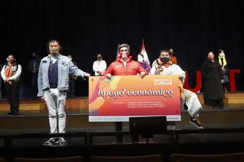 El ministro de Cultura, Alejandro Neyra, en ceremonia de entrega de las Líneas de Apoyo Económico a distintos trabajadores culturales de Lima esta mañana en el Gran Teatro Nacional. Foto: Ministerio de Cultura