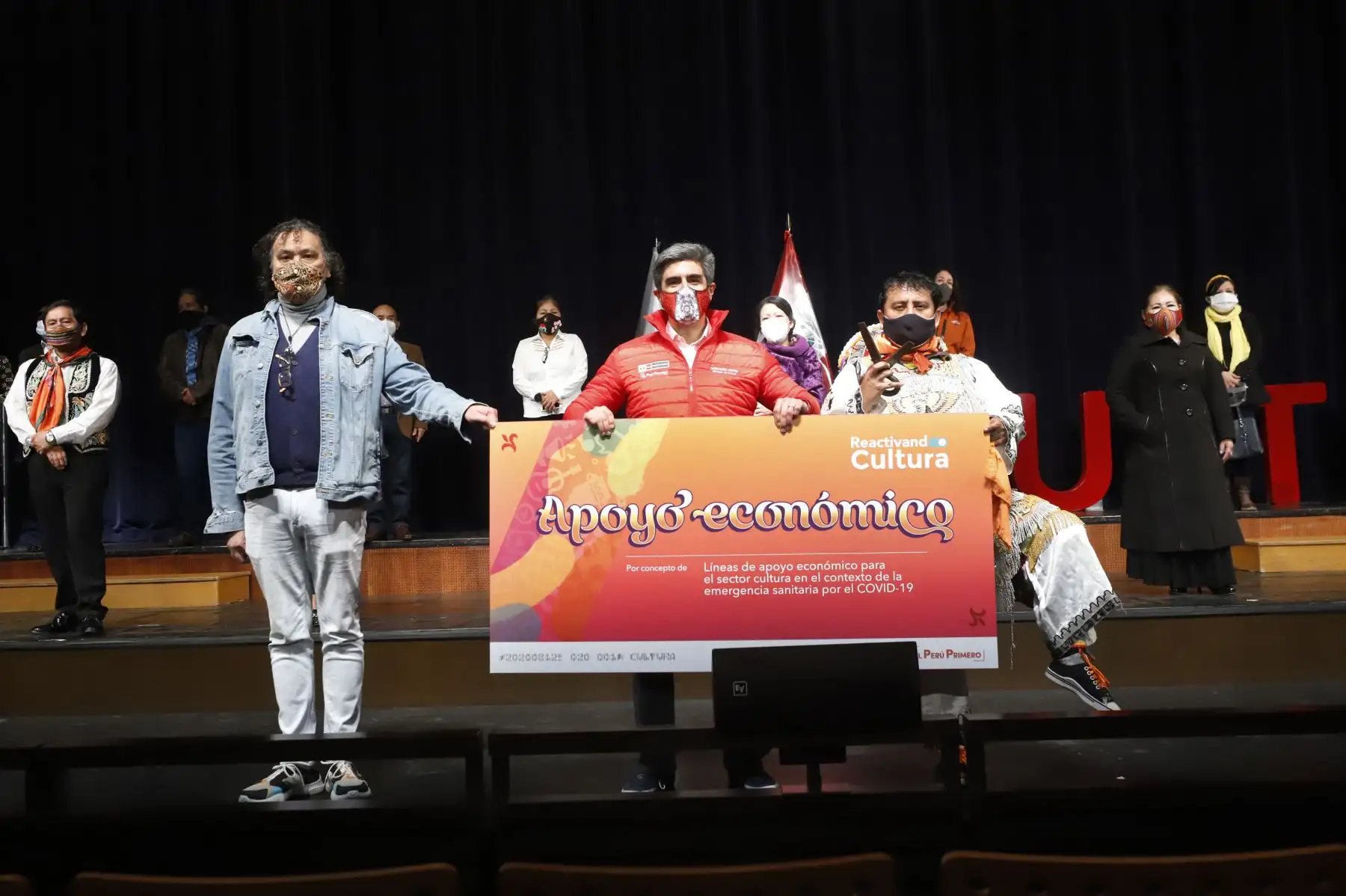 El ministro de Cultura, Alejandro Neyra, en ceremonia de entrega de las Líneas de Apoyo Económico a distintos trabajadores culturales de Lima esta mañana en el Gran Teatro Nacional. Foto: Ministerio de Cultura