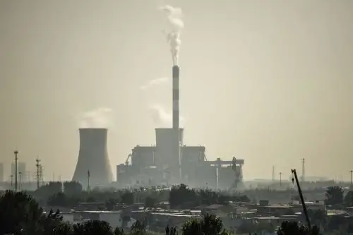 Esta fotografía tomada el 25 de septiembre de 2015 muestra una fábrica en las afueras de Shijiazhuang en la provincia china de Hebei, calificada como la ciudad más contaminada de China. Foto: AFP