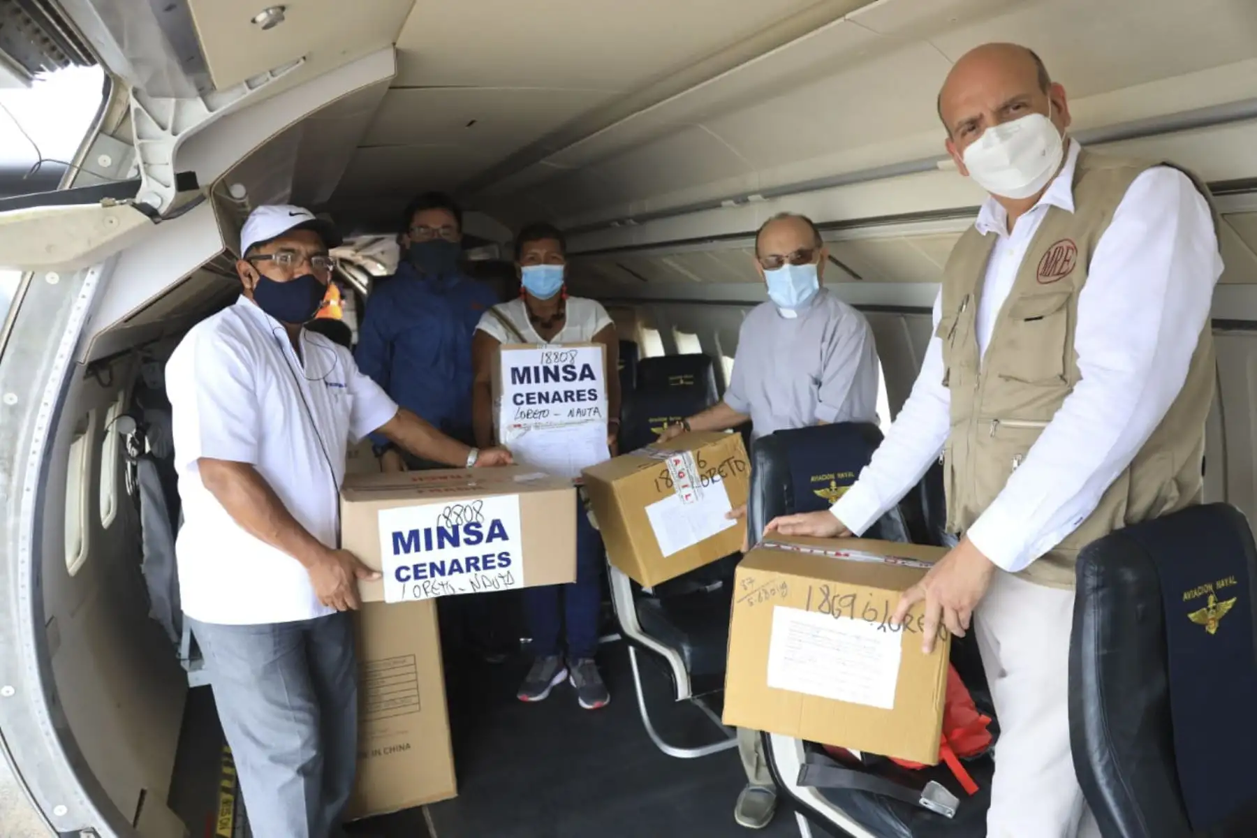En Iquitos, el canciller, Mario López Chávarri, entregó a la Dirección Regional de Salud (DIRESA) equipos de protección personal para la lucha contra la covid-19 y sostuvo una reunión de trabajo con el gobernador regional de Loreto, Elisban Ochoa. Foto: Cancillería