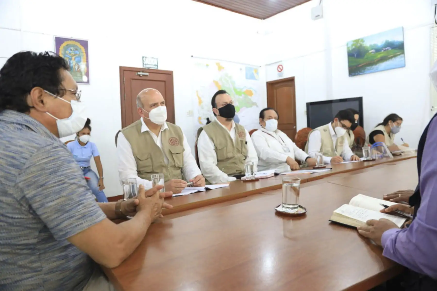 En Iquitos, el canciller, Mario López Chávarri, entregó a la Dirección Regional de Salud (DIRESA) equipos de protección personal para la lucha contra la covid-19 y sostuvo una reunión de trabajo con el gobernador regional de Loreto, Elisban Ochoa. Foto: Cancillería