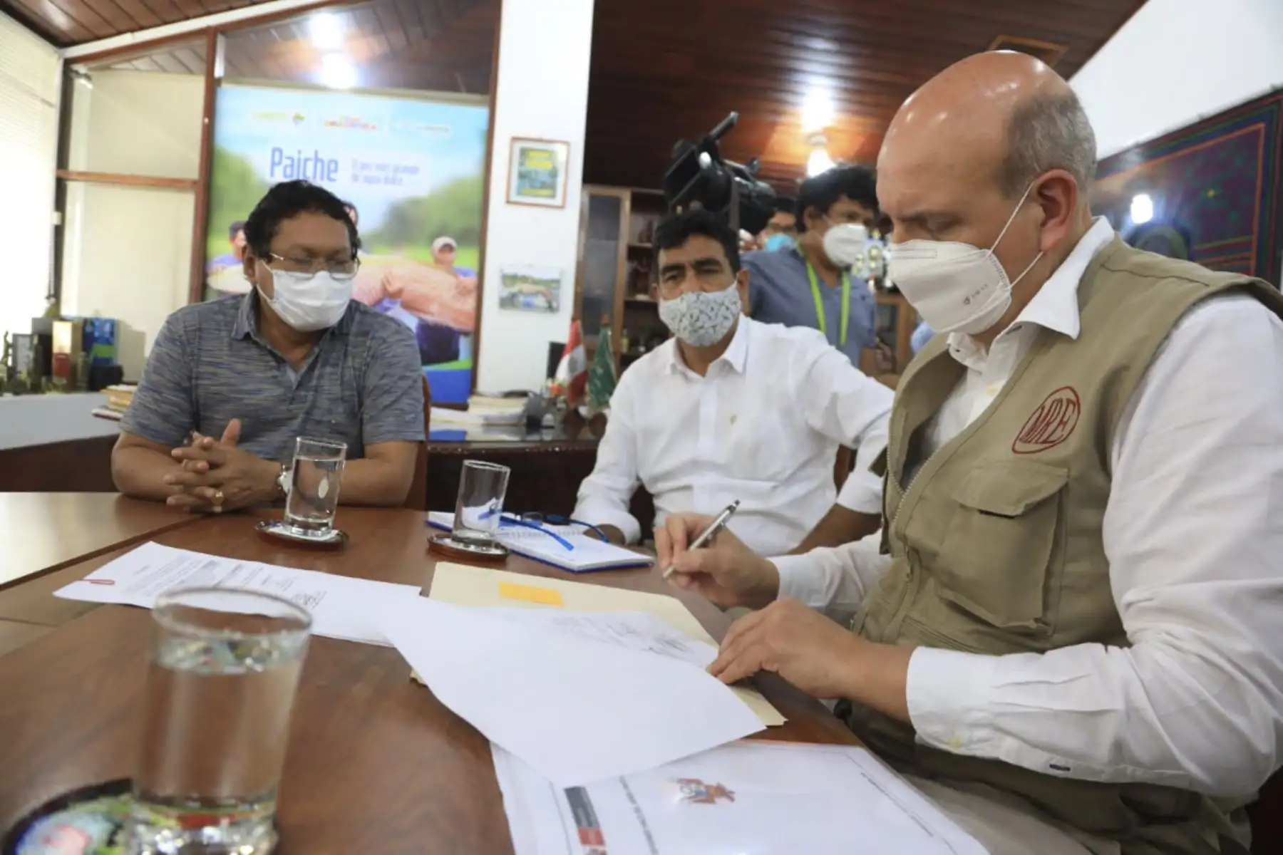 En Iquitos, el canciller, Mario López Chávarri, entregó a la Dirección Regional de Salud (DIRESA) equipos de protección personal para la lucha contra la covid-19 y sostuvo una reunión de trabajo con el gobernador regional de Loreto, Elisban Ochoa. Foto: Cancillería