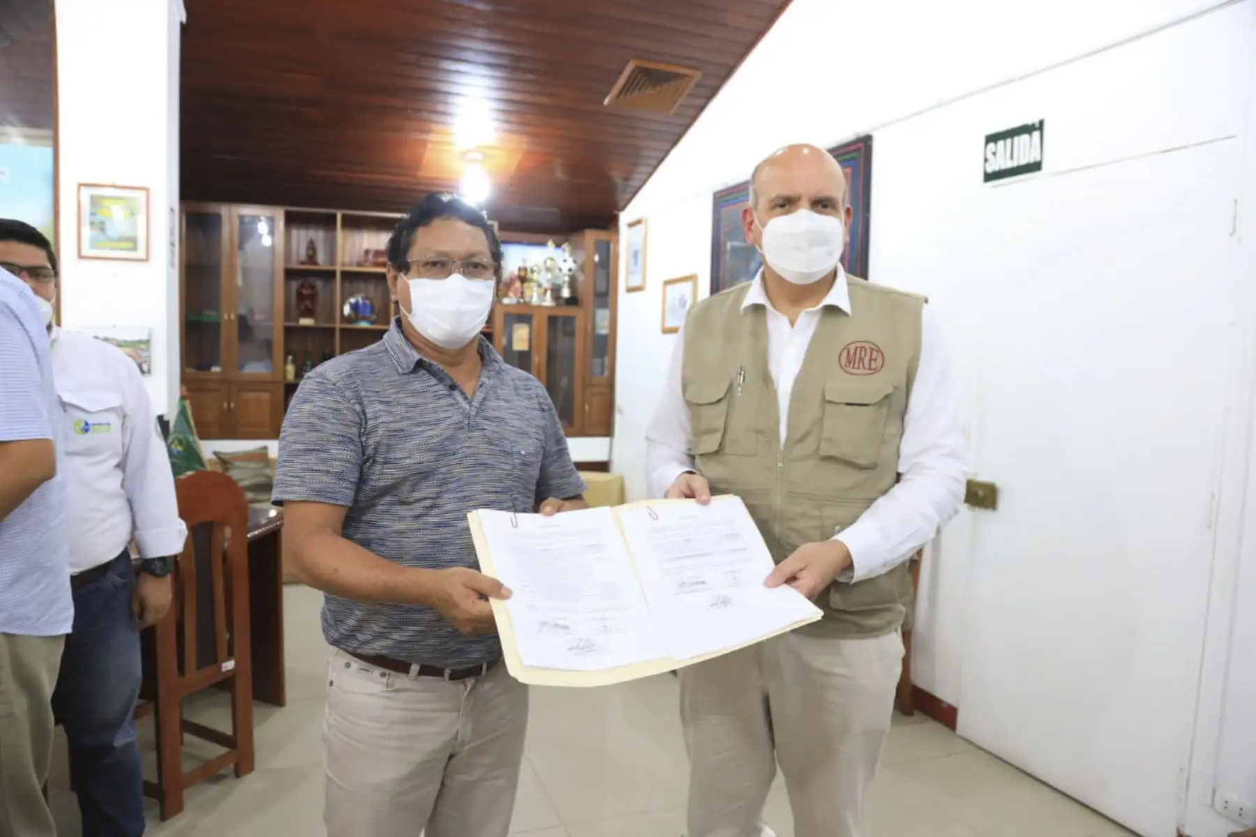 En Iquitos, el canciller, Mario López Chávarri, entregó a la Dirección Regional de Salud (DIRESA) equipos de protección personal para la lucha contra la covid-19 y sostuvo una reunión de trabajo con el gobernador regional de Loreto, Elisban Ochoa. Foto: Cancillería
