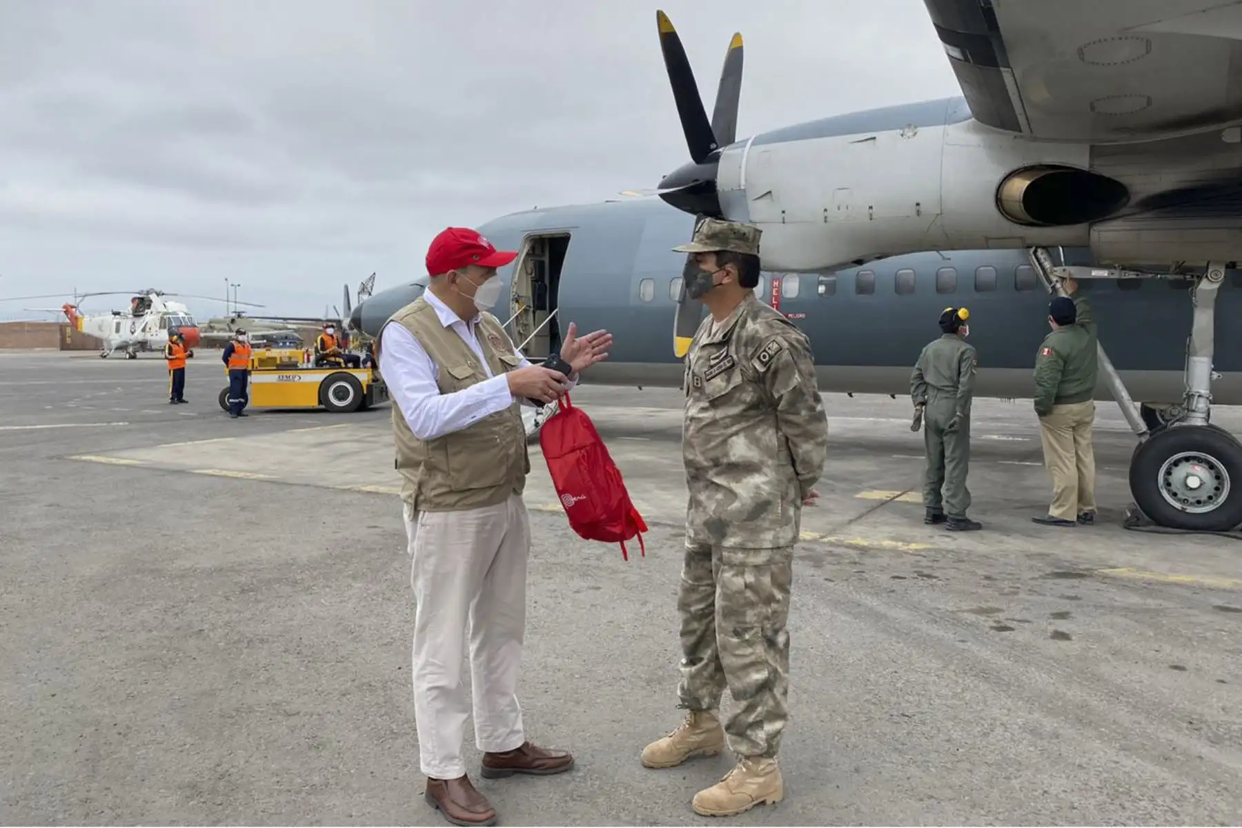 En Iquitos, el canciller, Mario López Chávarri, entregó a la Dirección Regional de Salud (DIRESA) equipos de protección personal para la lucha contra la covid-19 y sostuvo una reunión de trabajo con el gobernador regional de Loreto, Elisban Ochoa. Foto: Cancillería