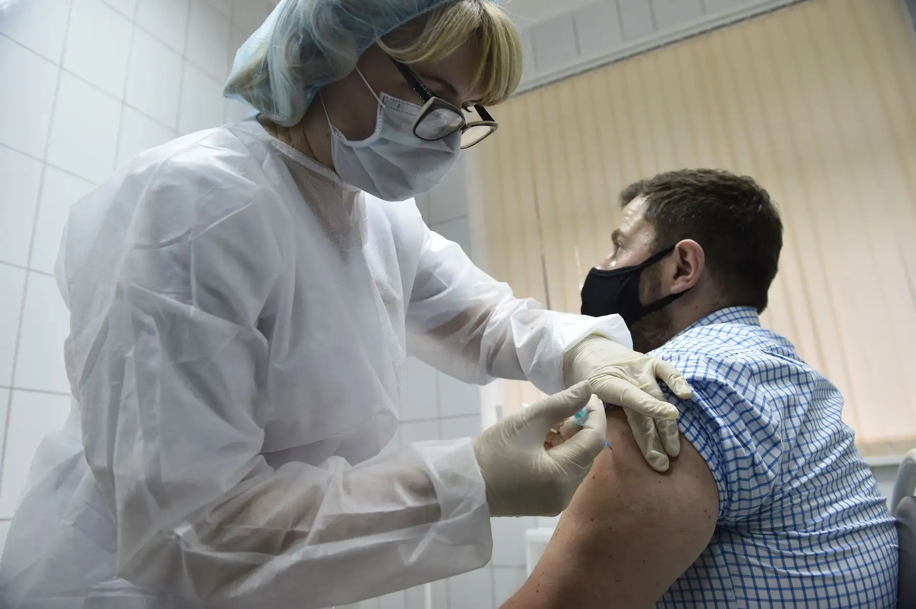 Para tratar de averiguarlo, los investigadores compararon la carga viral de 213 personas que habían dado positivo por SARS-CoV-2 (y de los que no todos habían presentado síntomas de infección). Foto: AFP