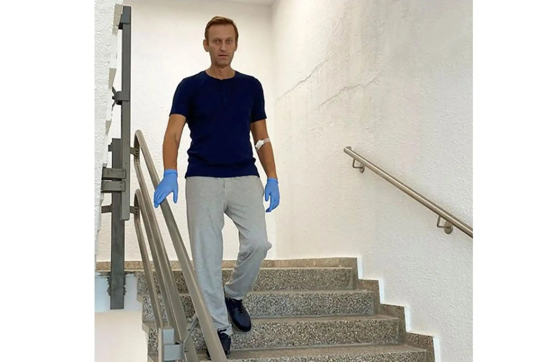 El opositor ruso, Alexei Navalni, recibió este martes el alta médica del hospital en el que ingresó en coma y con síntomas de envenenamiento a finales de agosto. Foto: AFP