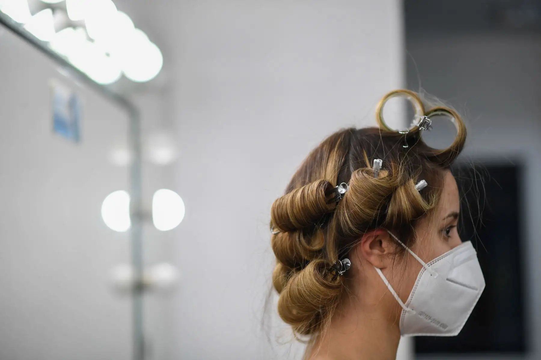 La concursante del estado Zulia, Mariangel Villasmil, se prepara en el camerino antes de reunirse con los jueces del certamen. Foto: AFP