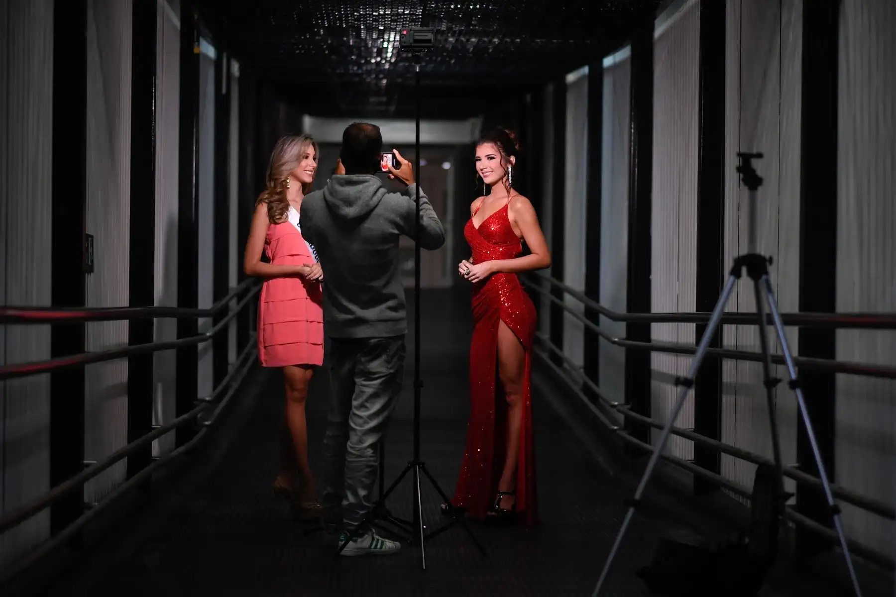 La conductora del certamen de belleza Miss Venezuela, Yerardy Montoya, habla con la concursante del estado de Carabobo, Daniela Chmatil, tras reunirse con los jueces, en la estación de televisión Venevisión, en Caracas. Foto: AFP