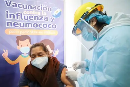 En la Clínica de Hemodiálisis Río Branco de EsSalud se vacunó a 104 pacientes identificados por el Centro Nacional de Salud Renal (CNSR). ANDINA/Difusión