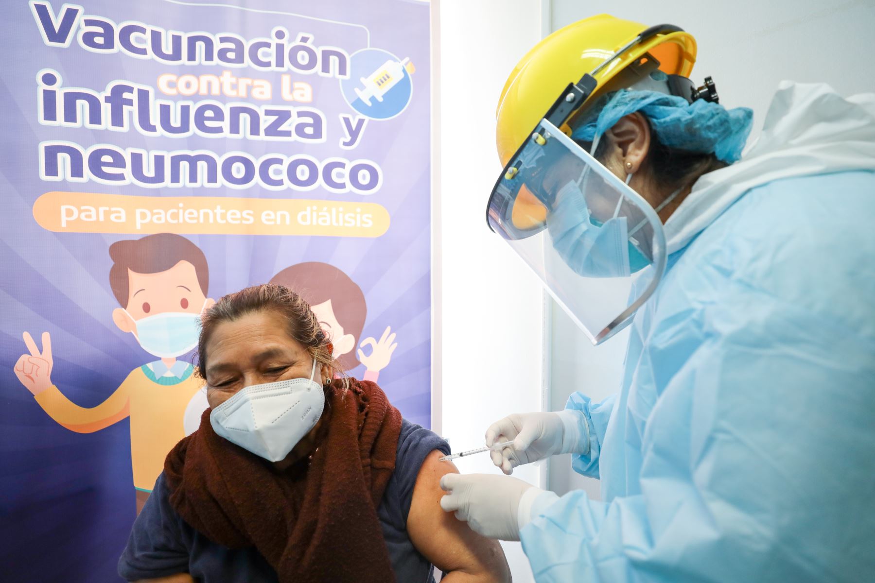 En la Clínica de Hemodiálisis Río Branco de EsSalud se vacunó a 104 pacientes identificados por el Centro Nacional de Salud Renal (CNSR). ANDINA/Difusión