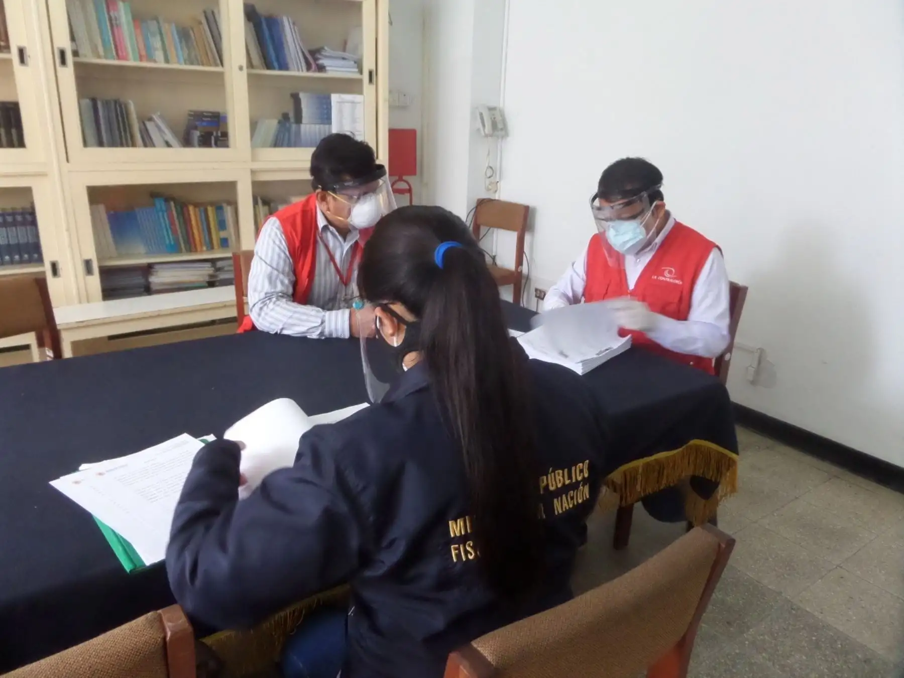 Representantes de la Fiscalía del Santa y de la Contraloría intervinieron el Hospital Eleazar Guzmán Barrón de Chimbote por la presunta compra irregular de mascarillas. ANDINA/Difusión