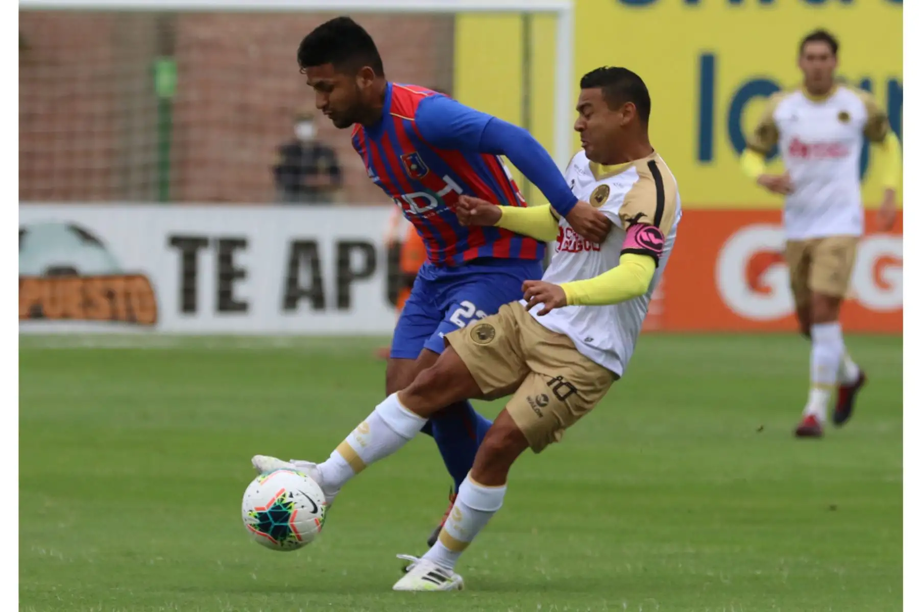 El futbolista A. Ramúa del Cusco FC disputa el balón con D. Encinas de Alianza UDH por la jornada 13 de la Liga 1, en la Videna. Foto: @LigaFutProf